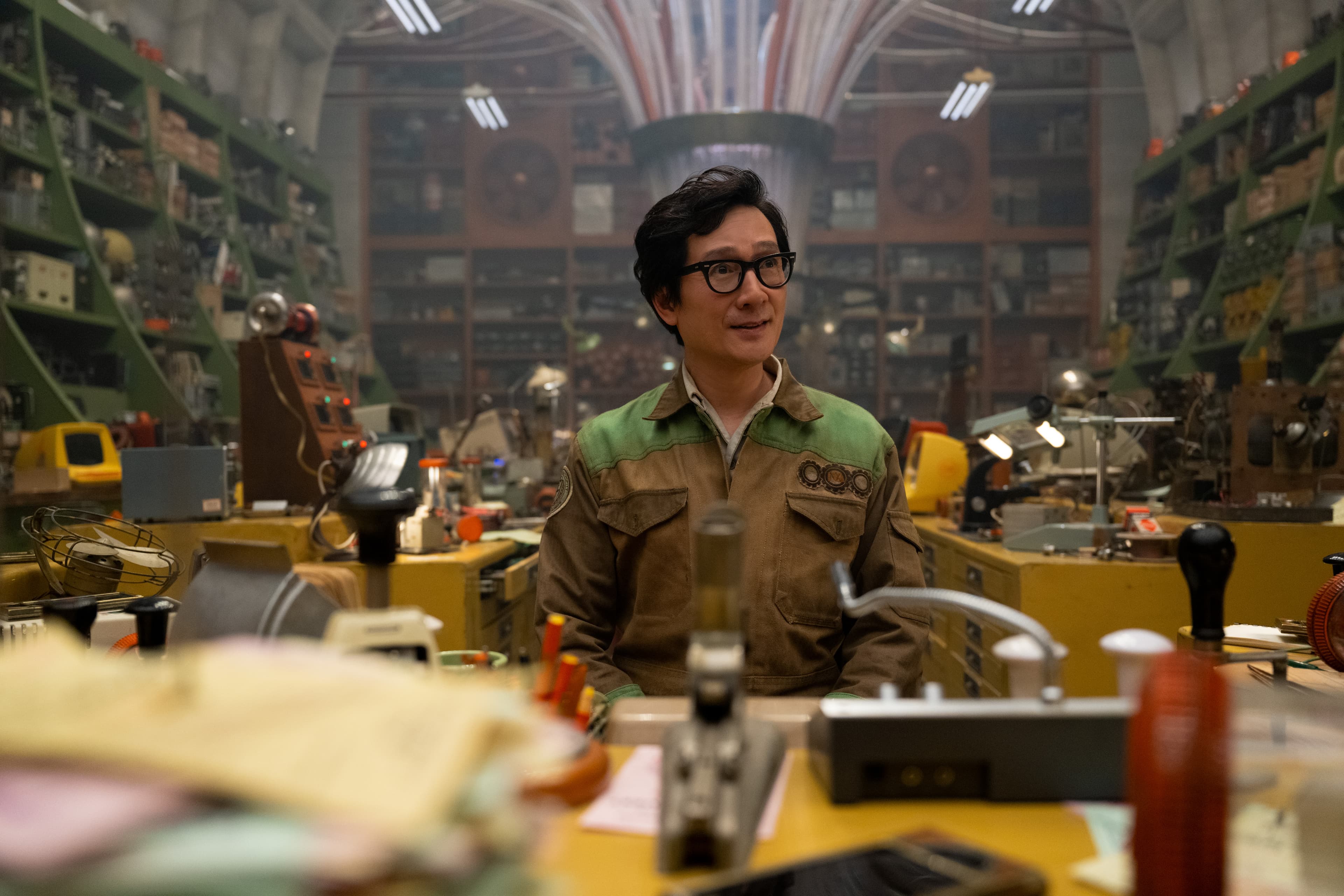 榮獲奧斯卡小金人後,關繼威加入漫威宇宙,在影集《洛基2》中飾演時間變異管理局的維修人員OB。(Disney+提供)
