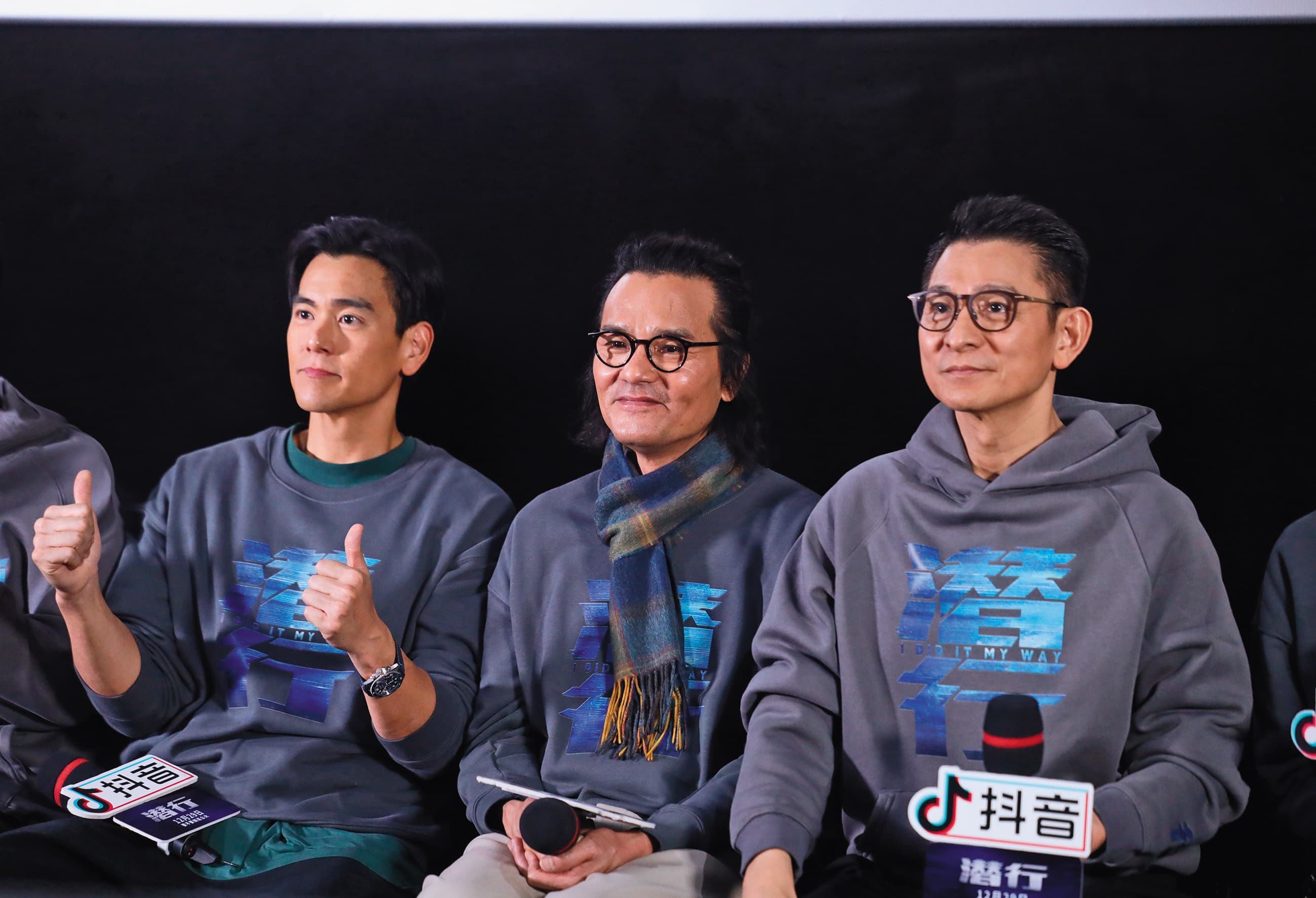 劉德華(右)拍《潛行》提攜後輩,對港片有黃昏、黑夜和日出的期許。左起為彭于晏、林家棟。(東方IC)