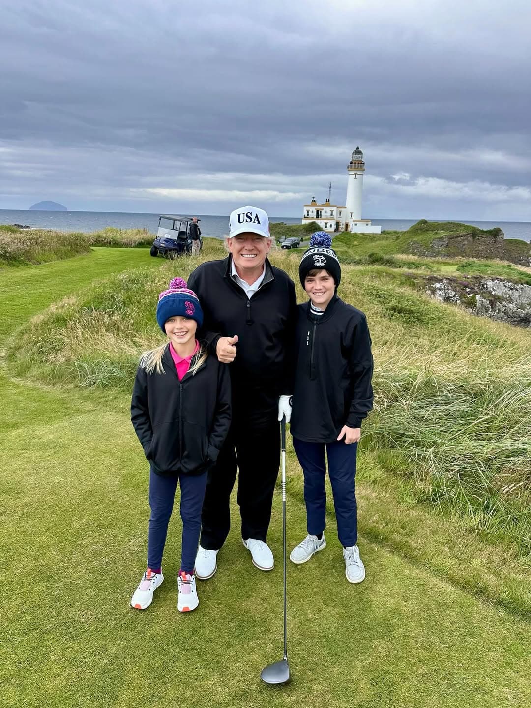 川普此行到訪蘇格蘭,孫子史賓瑟、孫女克蘿伊同行。(翻攝Donald Trump Jr. IG)