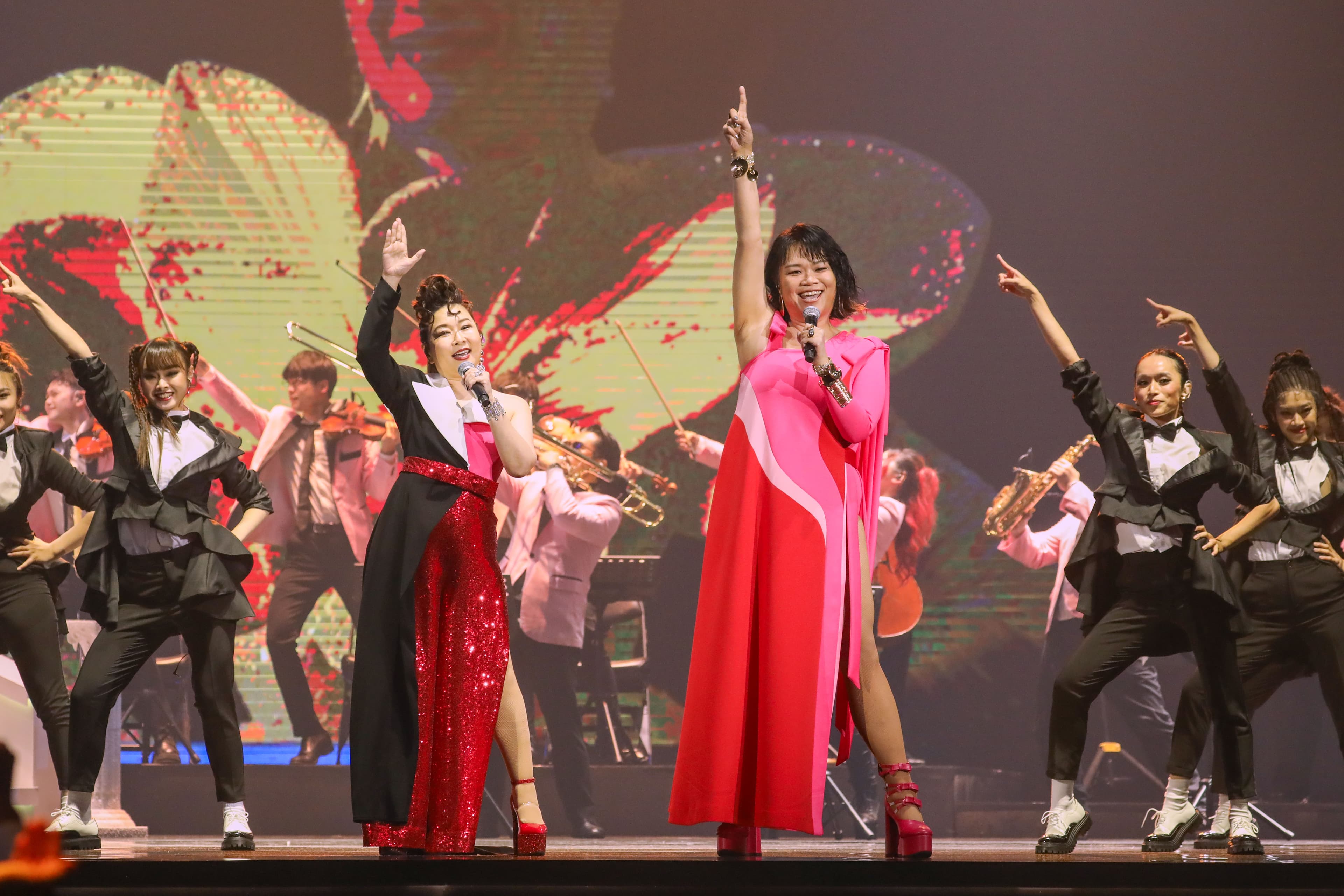 吉那、張秀卿合體演出華麗大秀「客台Diva」。(台視)