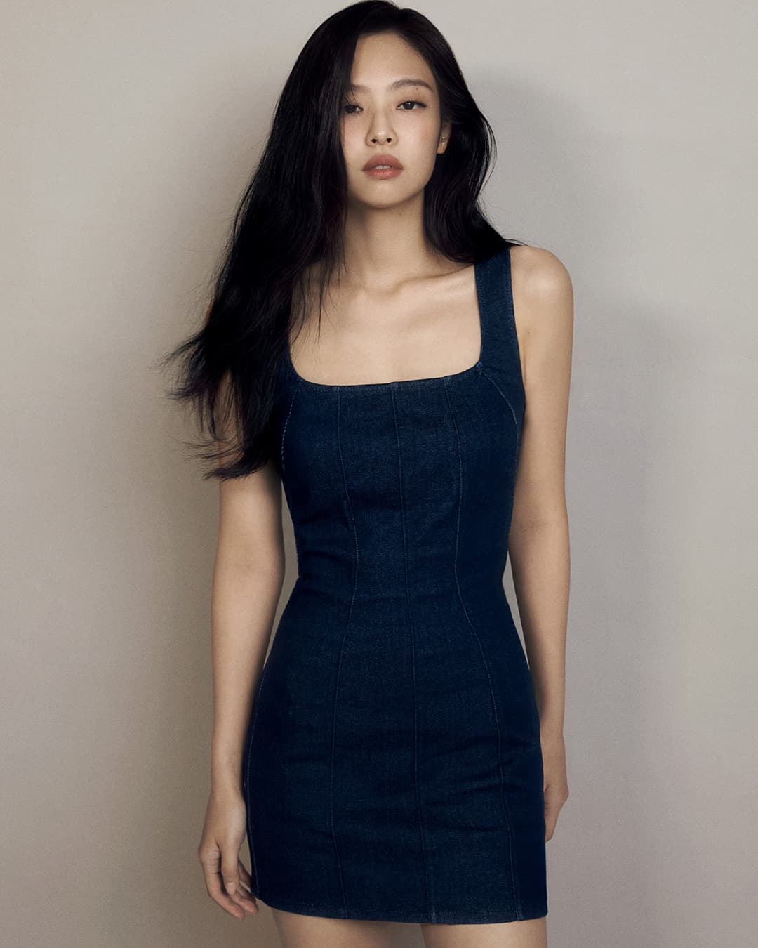 Sculpt緊身牛仔連身短裙展示講究的剪裁以及JENNIE的曲線美感。(Calvin Klein提供)