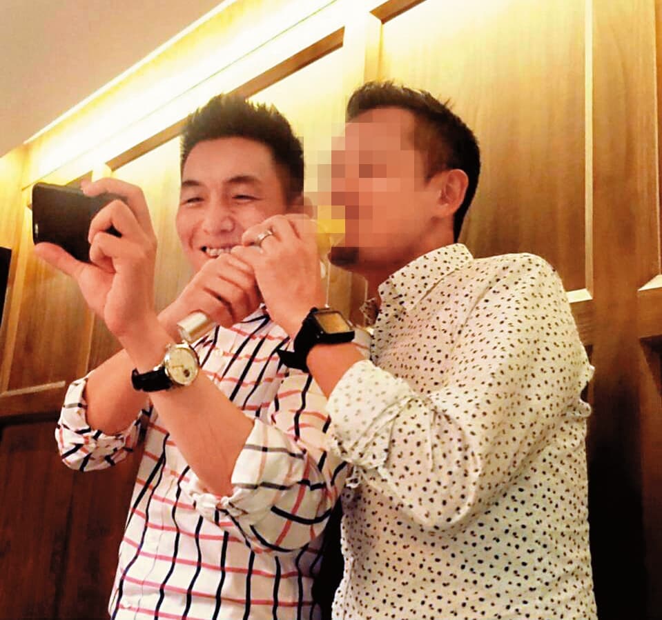 之前本刊曝光藍蔚文(左)參加聚會的照片,並介紹他擁有「事業相當有成」「將公司的業務版圖跨海布局到北美、歐洲等地」等優良條件。(讀者提供)