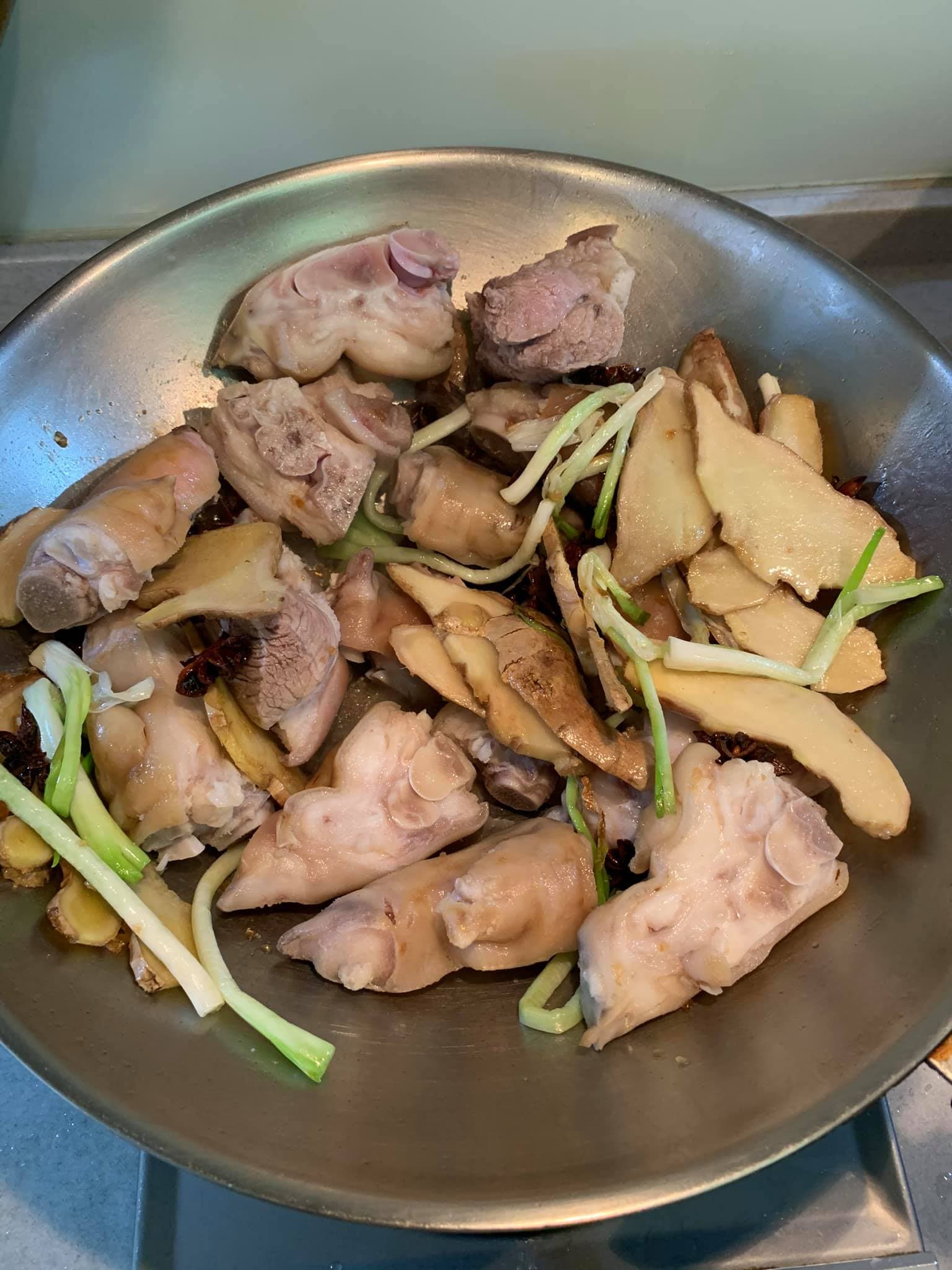 江浙風味的豬腳配料比較單純,只有蔥、薑、八角、冰糖、醬油。