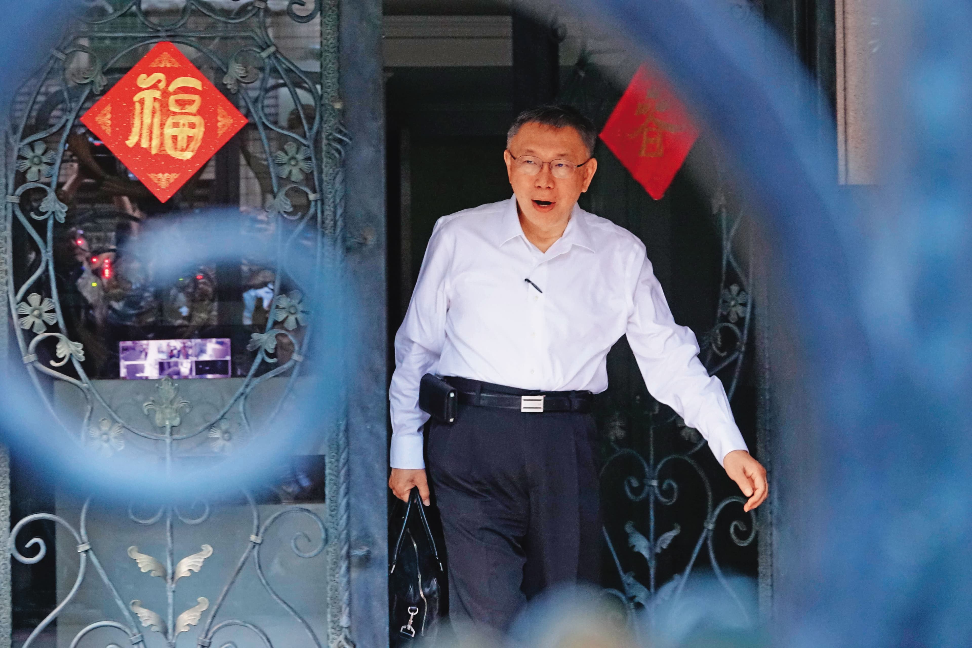 柯文哲住處遭查扣關鍵隨身碟,檢方懷疑他涉嫌向沈慶京收賄1,500萬元。