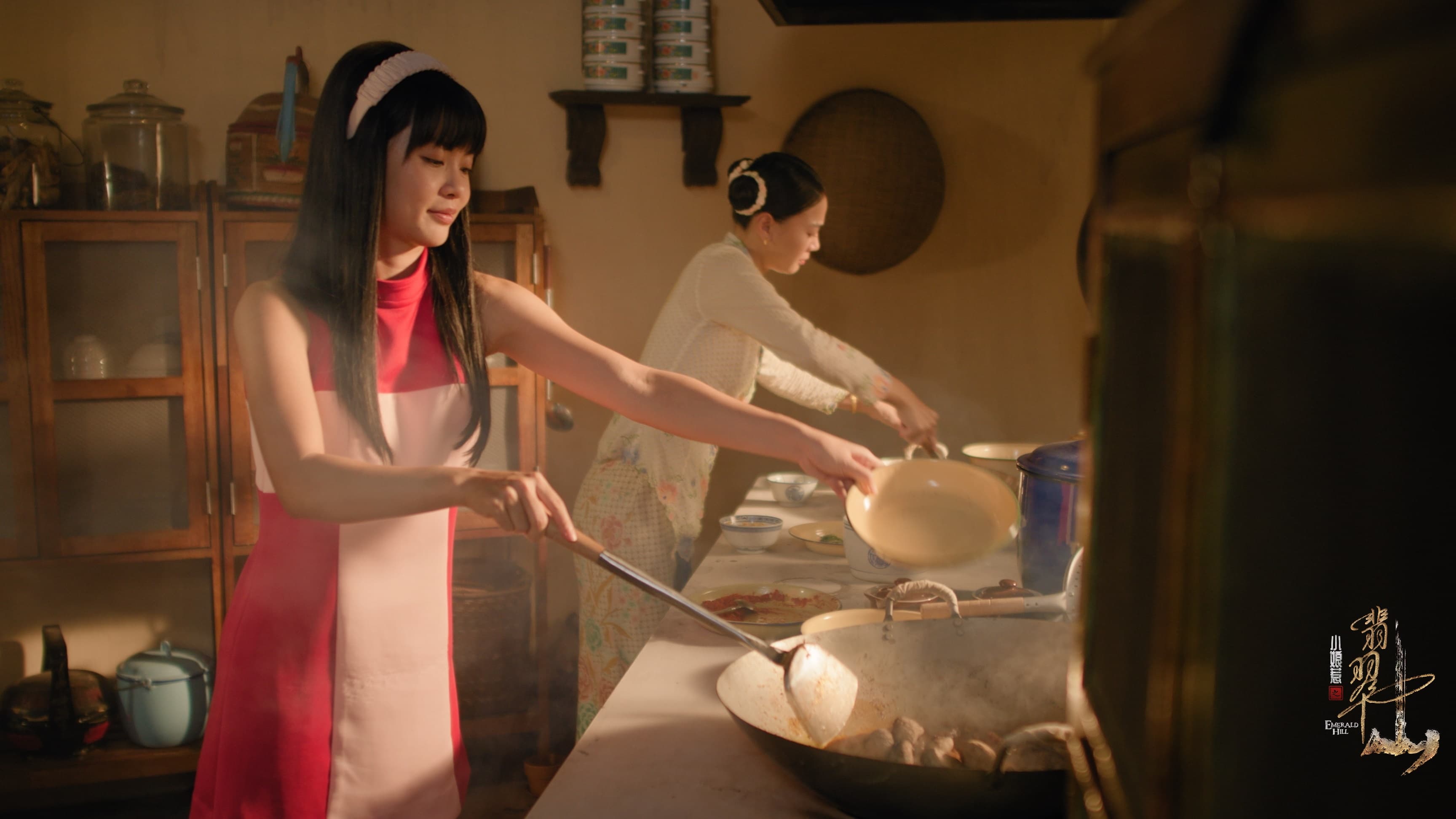 新加坡演員黃暄婷(左)、劉怡伶劇中以娘惹料理較量廚藝。(TVBS提供)