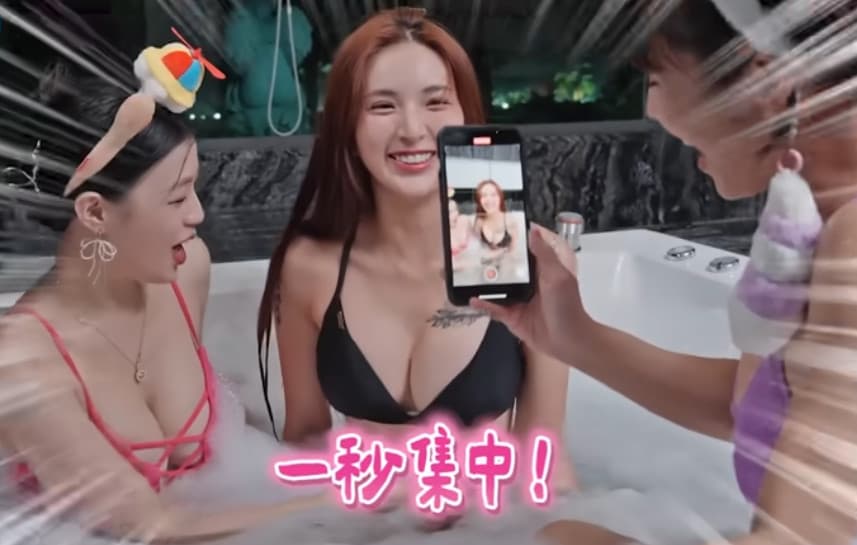 Dora現場示範一秒達到集中乳溝效果,大秀白嫩北半球。(翻攝YT頻道「琳妲是0蛋」)