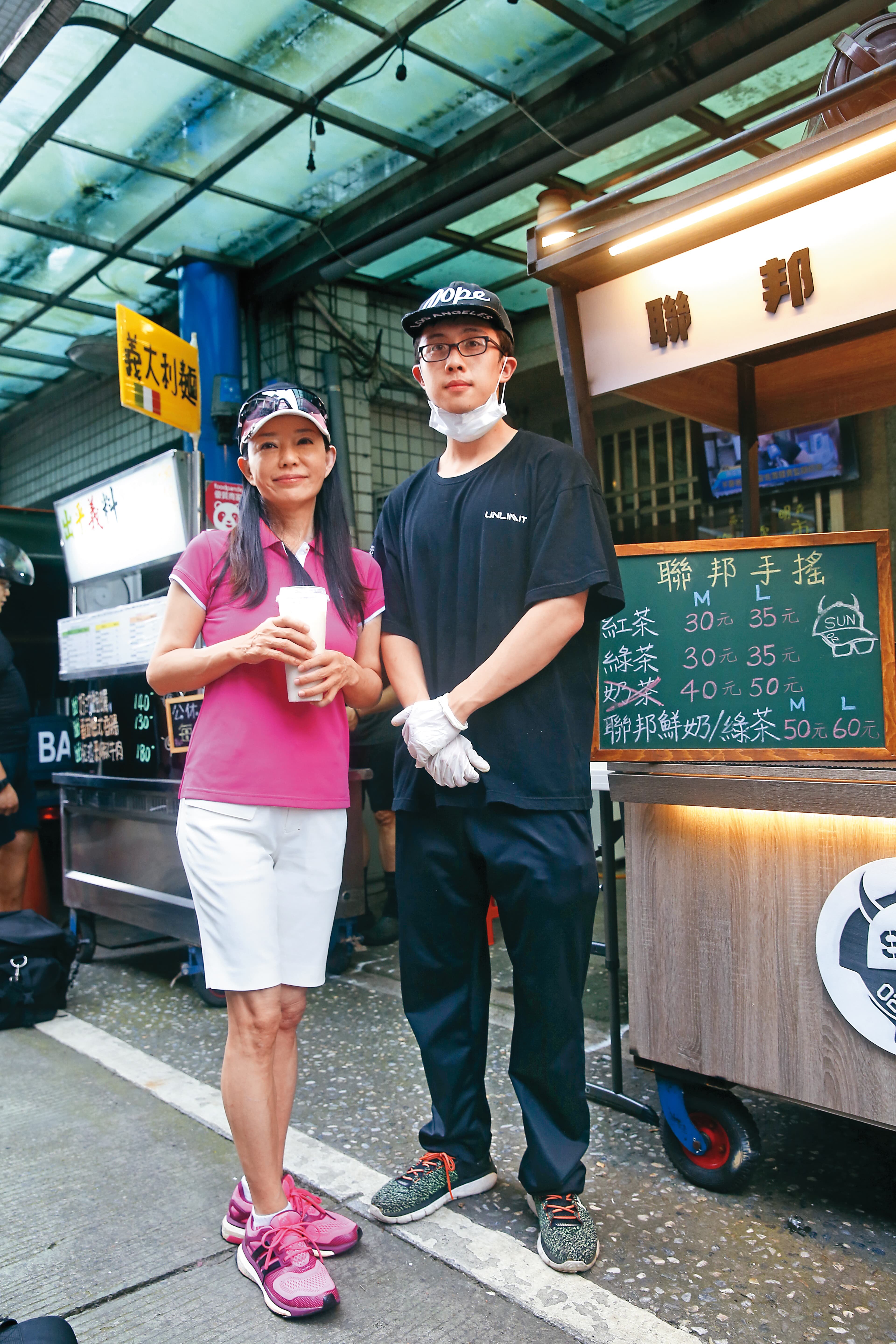 4年前,孫安佐(右)的手搖飲料店開幕,狄鶯站台。當初孫安佐行為舉止看來沒有如今驚人,只是後來店也無預警宣布停業。