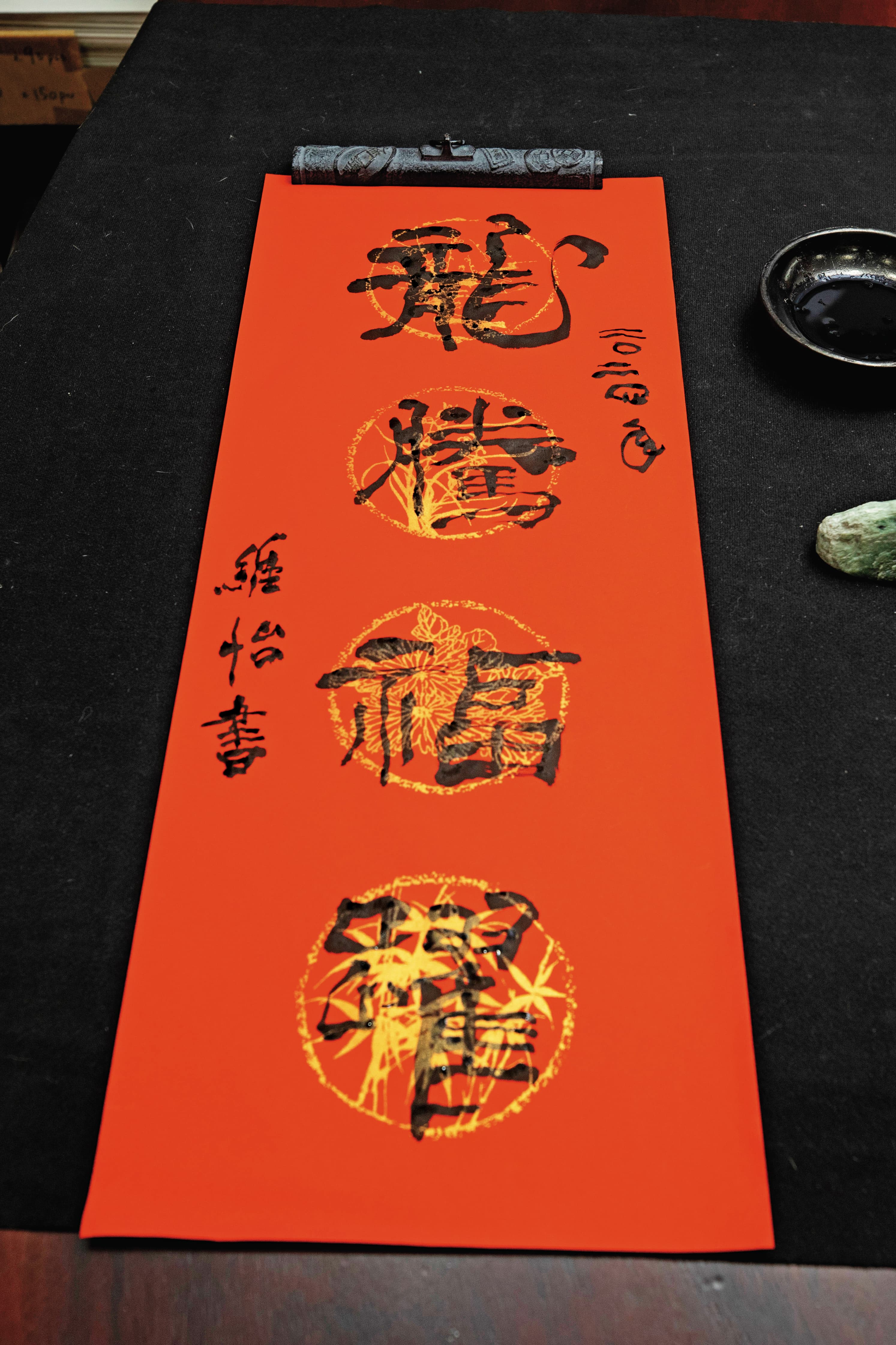 福隆棉紙的手抄紙有毛細孔,易吸墨,更能呈現書寫字體效果,上色也特別牢固,遇水不會掉色。(萬年紅四言瓦當,200元/10張)