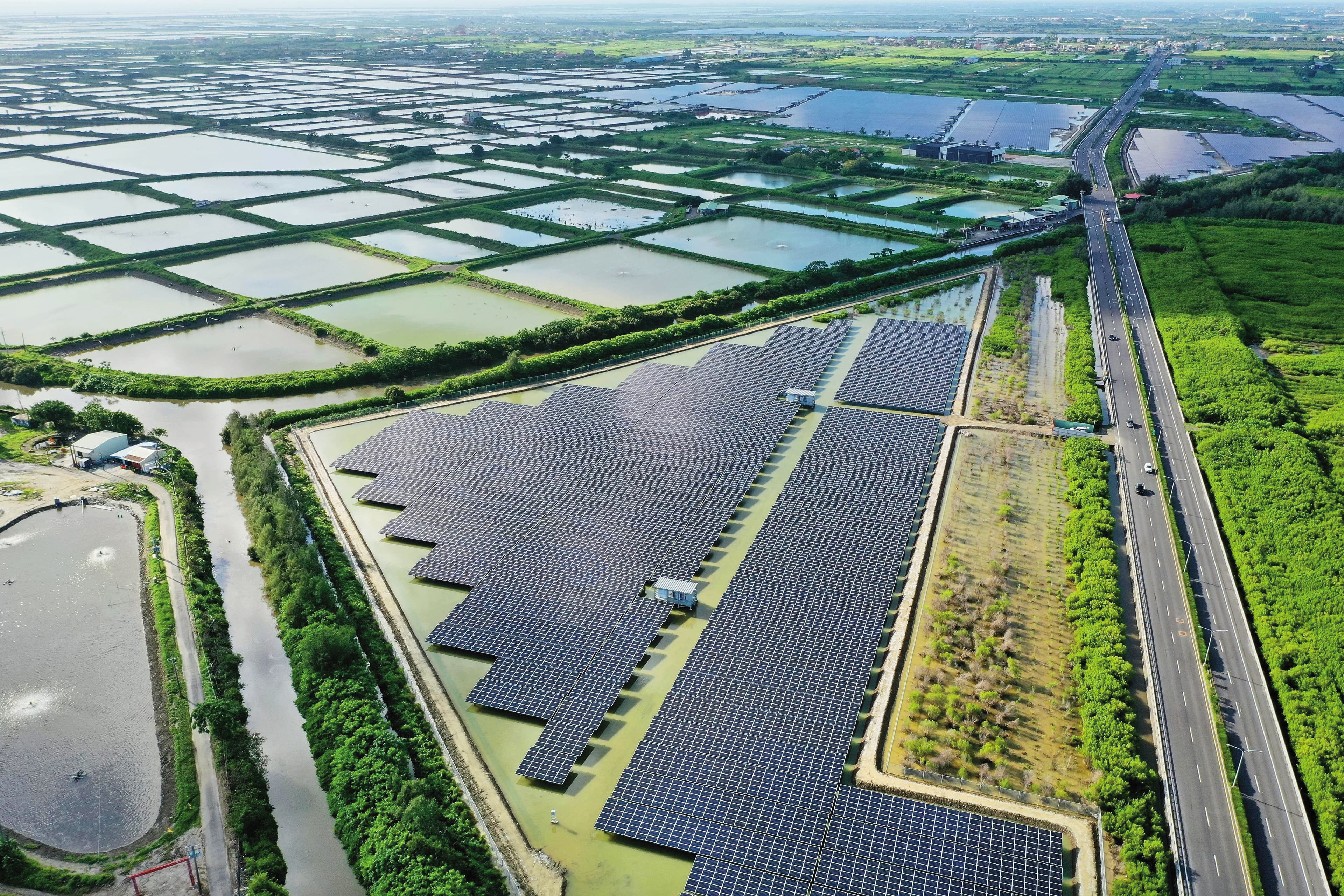 台南七股及將軍等地漁電共生蓬勃發展,檢調接獲檢舉,發現不肖業者私埋廢棄物牟利。示意畫面,圖非當事案場。