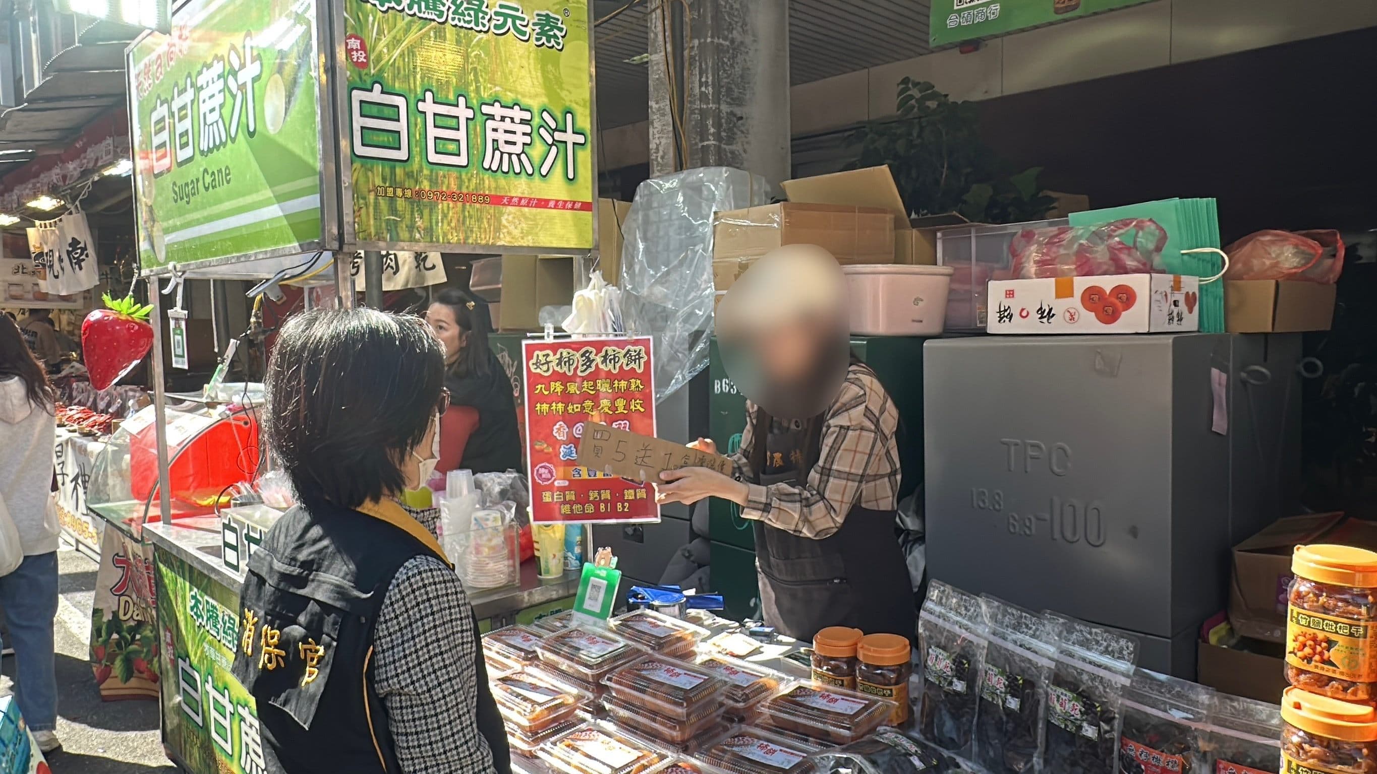 北市府稽查年貨大街。(台北市政府提供)