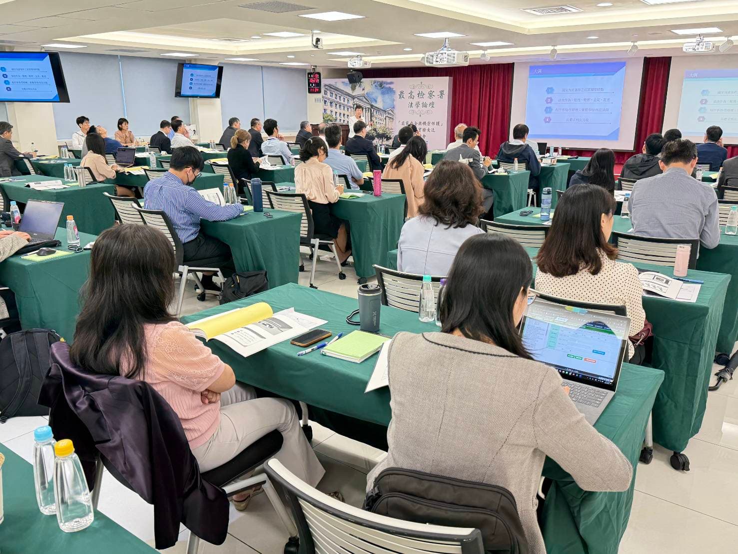 最高檢察署與經濟刑法學會昨共同主辦「國家安全與機密保護」學術與實務交流研討會,包括檢察總長邢泰釗及台大刑法權威教授林鈺雄與多位份量極重學者和國防部等官員均到場交換意見,研討會相當熱絡。(讀者提供)