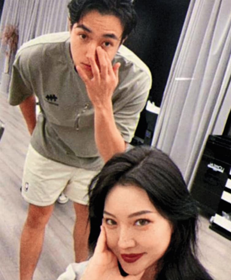 黃皓(後)與蕭亞軒分手後,沒多久就和皮卡萬萬(前)結婚生子。(翻攝自皮卡萬萬抖音)