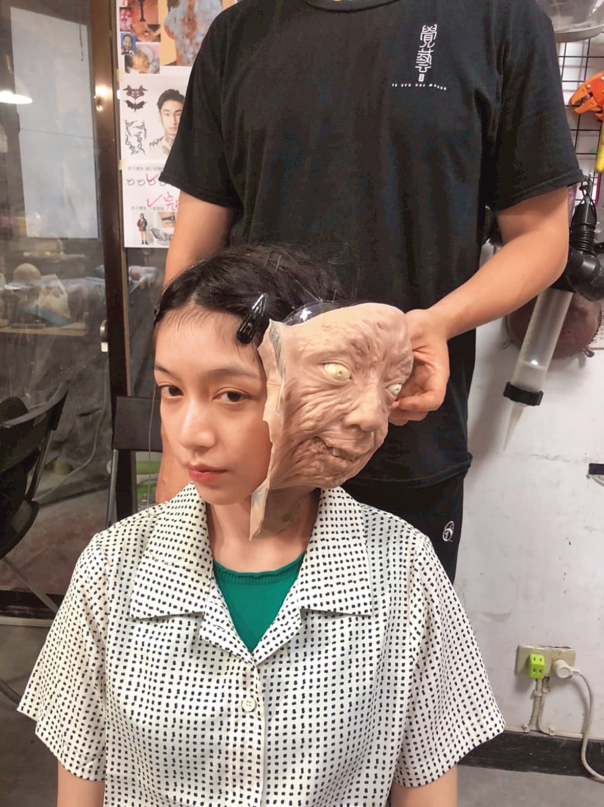 鄭煒齡與尚未修飾上色的富江醜頭臉孔。(奇蹟映畫所提供)