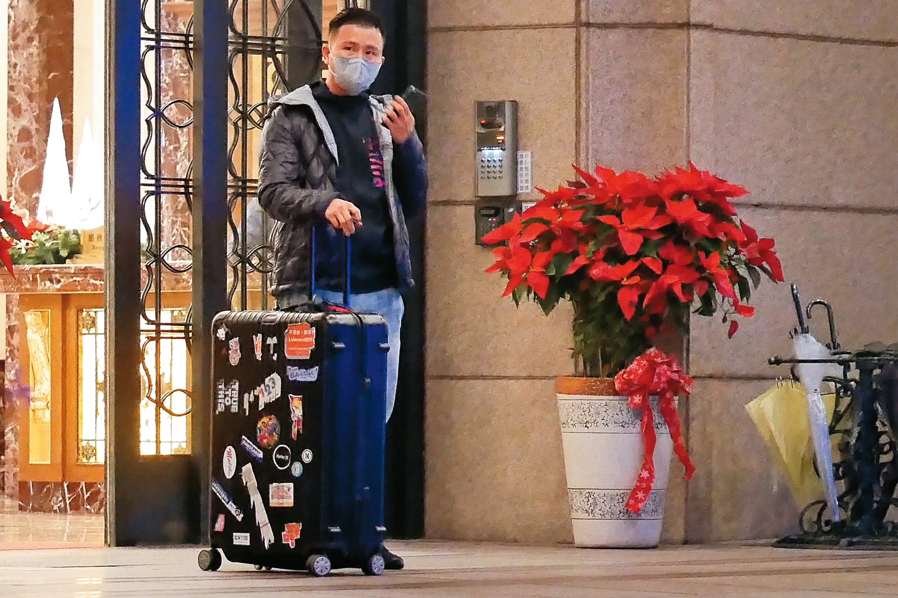 之前本刊曾經拍到張劭緯離家的畫面,他才與當時的老婆安晨妤吵完架而已。