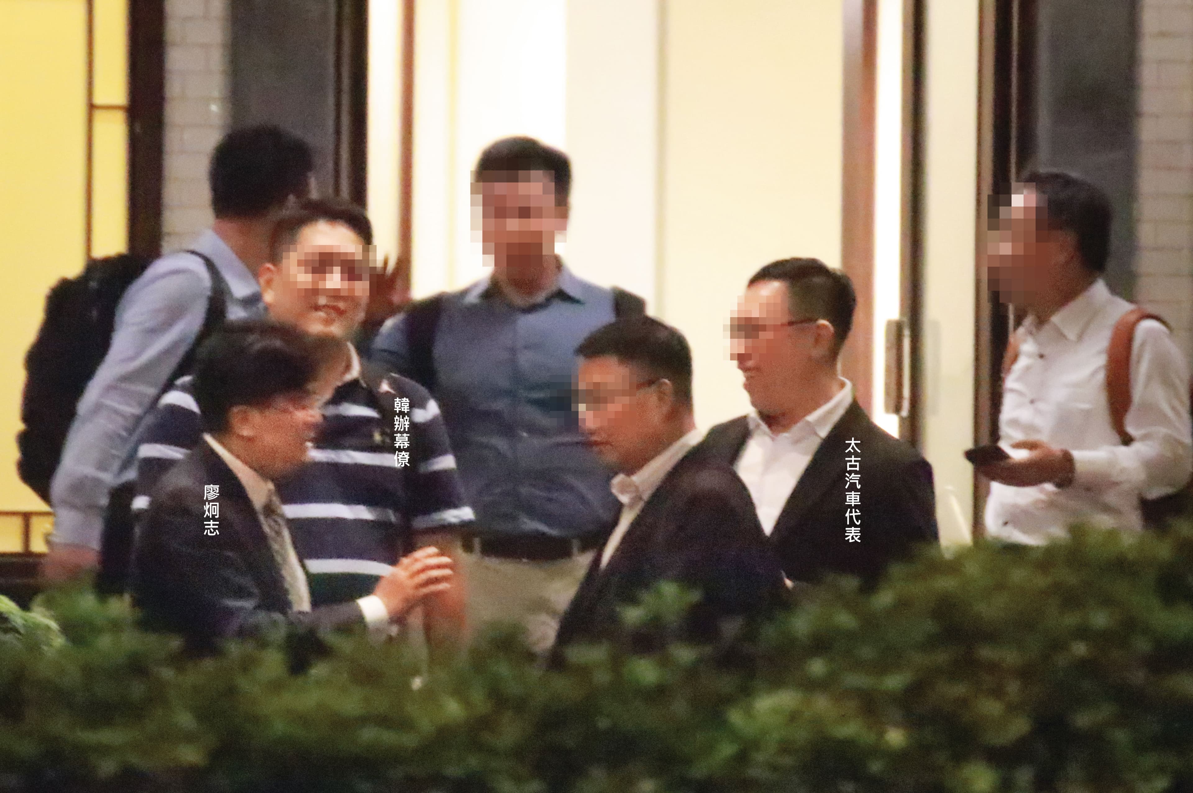 餐敘結束,太古汽車代表與韓辦幕僚、廖炯志在等車時暢聊。