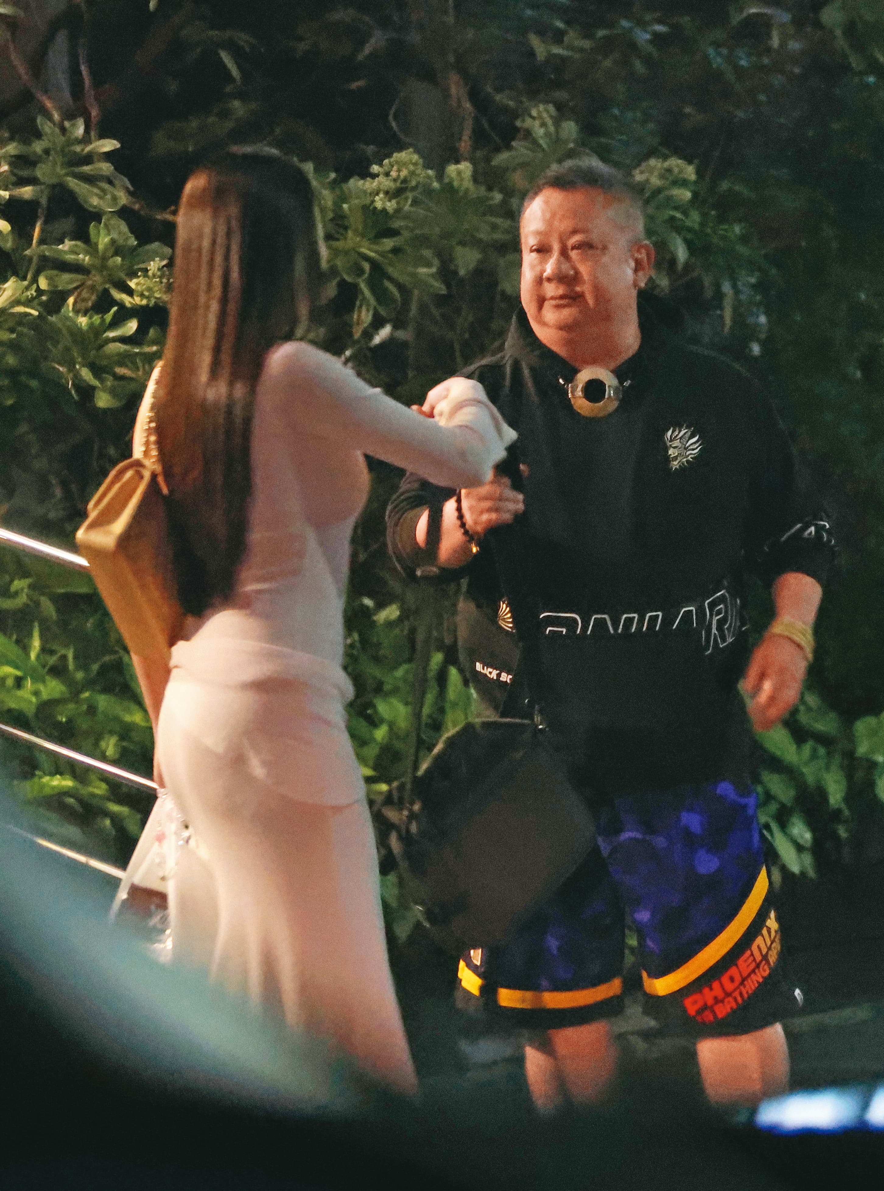 餐宴結束,李雅楹(左)跟著宣昶有(右)走出來,手上還拿著男方的包包。