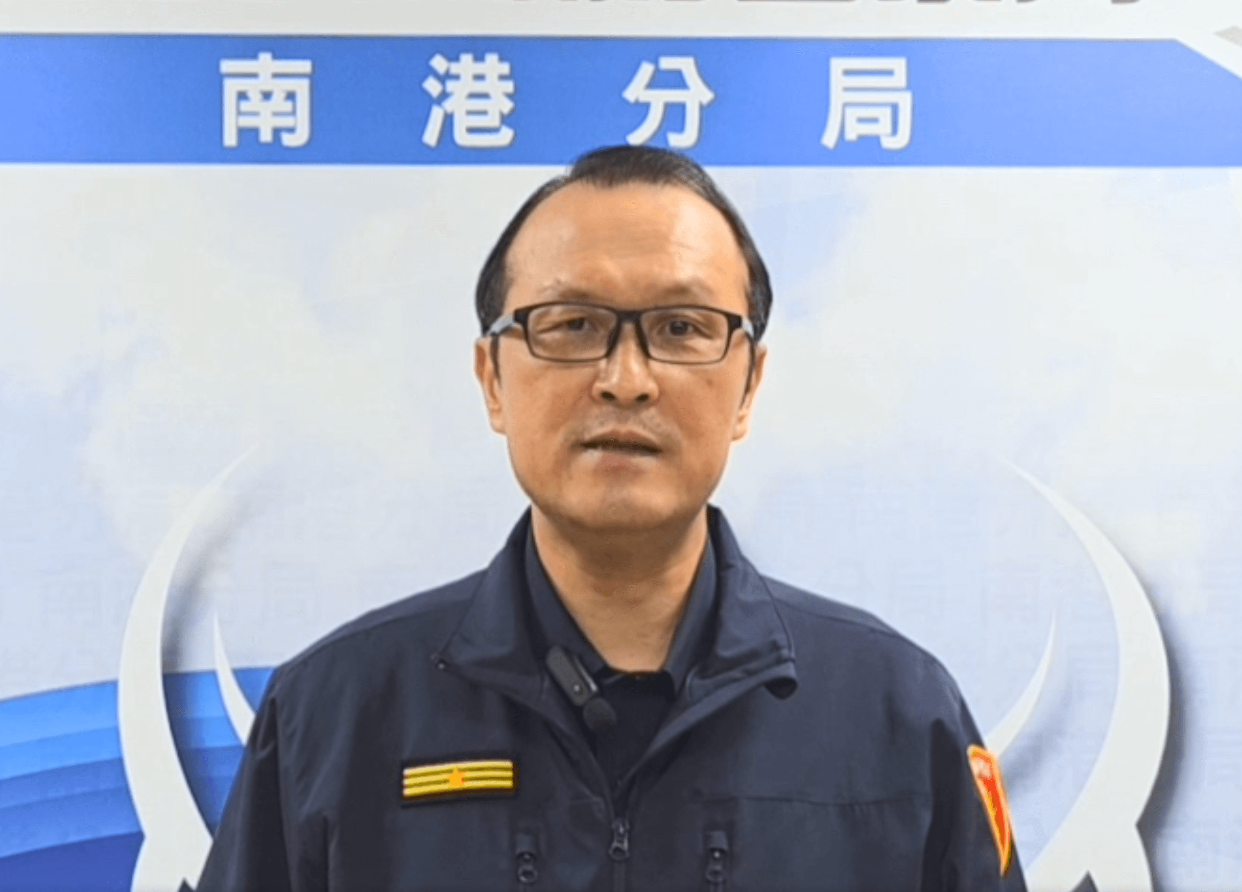 南港警分局長洪漢周出面說明,兩名官警涉案的懲處結果。翻攝畫面
