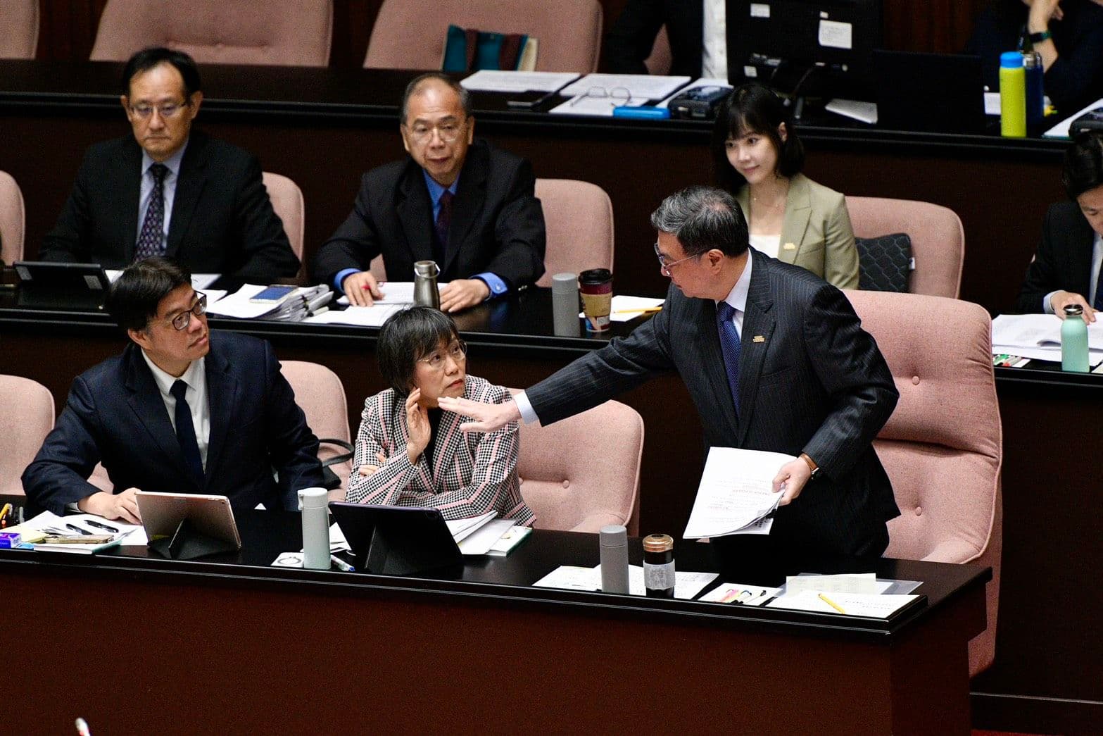 卓榮泰示意劉世芳與邱垂正免上台備詢。(鏡報李智為)