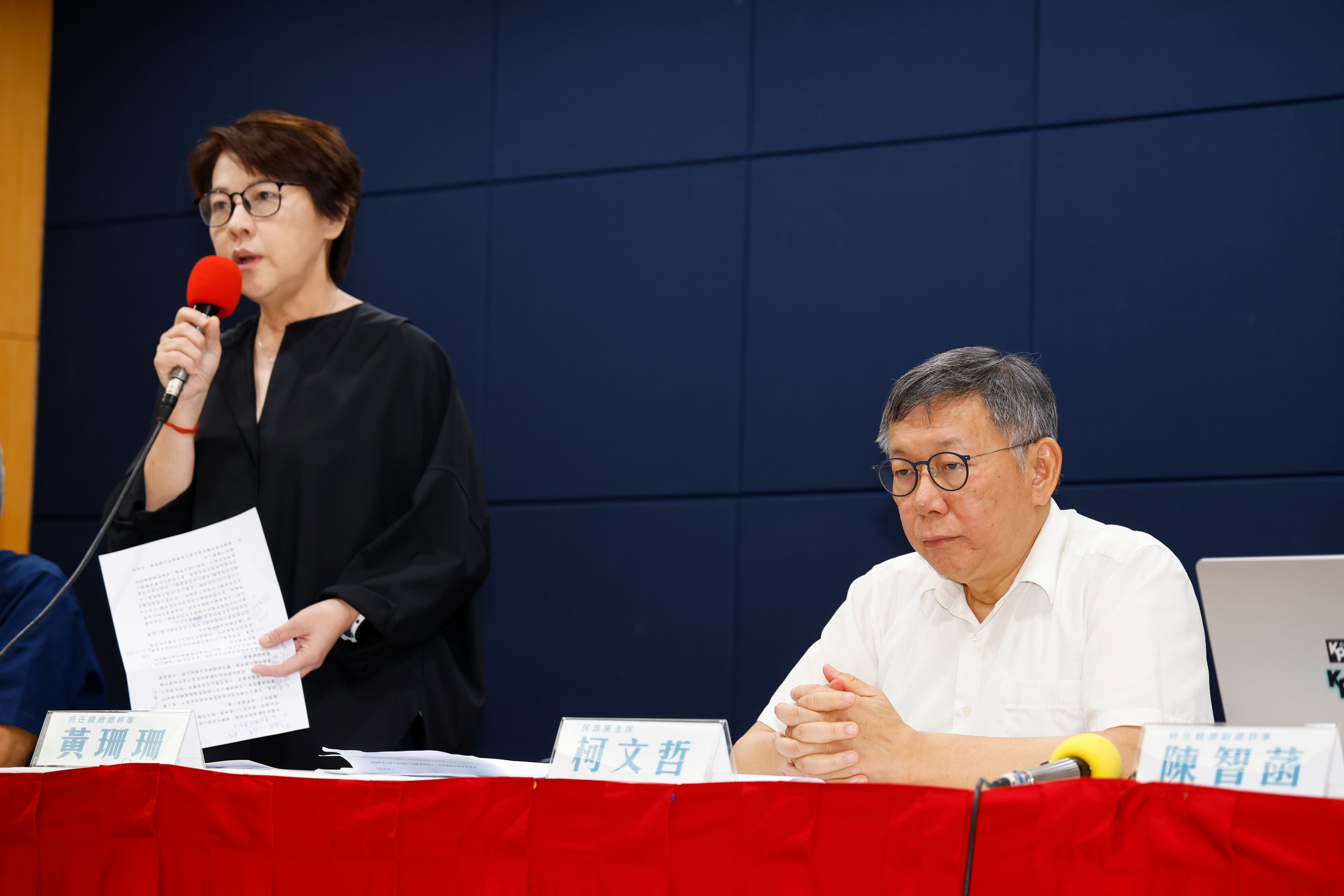 柯文哲(右)今日率時任競選團隊成員於14時召開記者會說明,包含時任競選總幹事黃珊珊(左)、副總幹事陳智菡及財務長李文宗親自向向社會大眾釋疑。