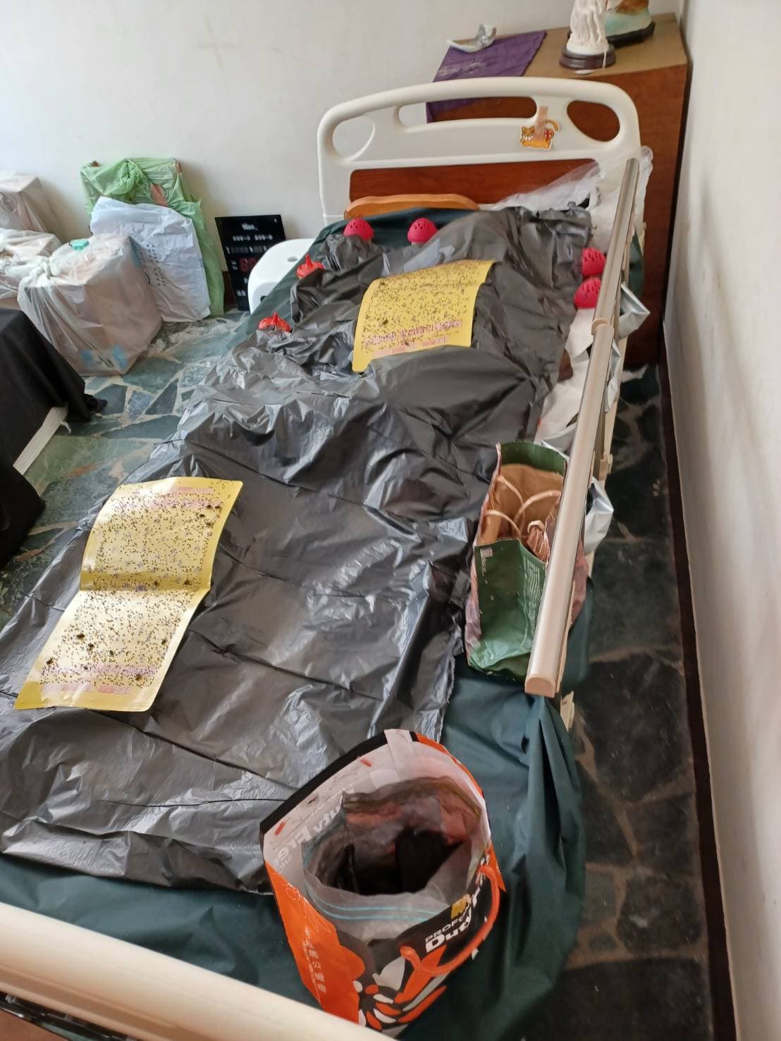 于姓員警的大女兒、兒子趕赴家中,驚見老父早已死亡多時。(讀者提供)