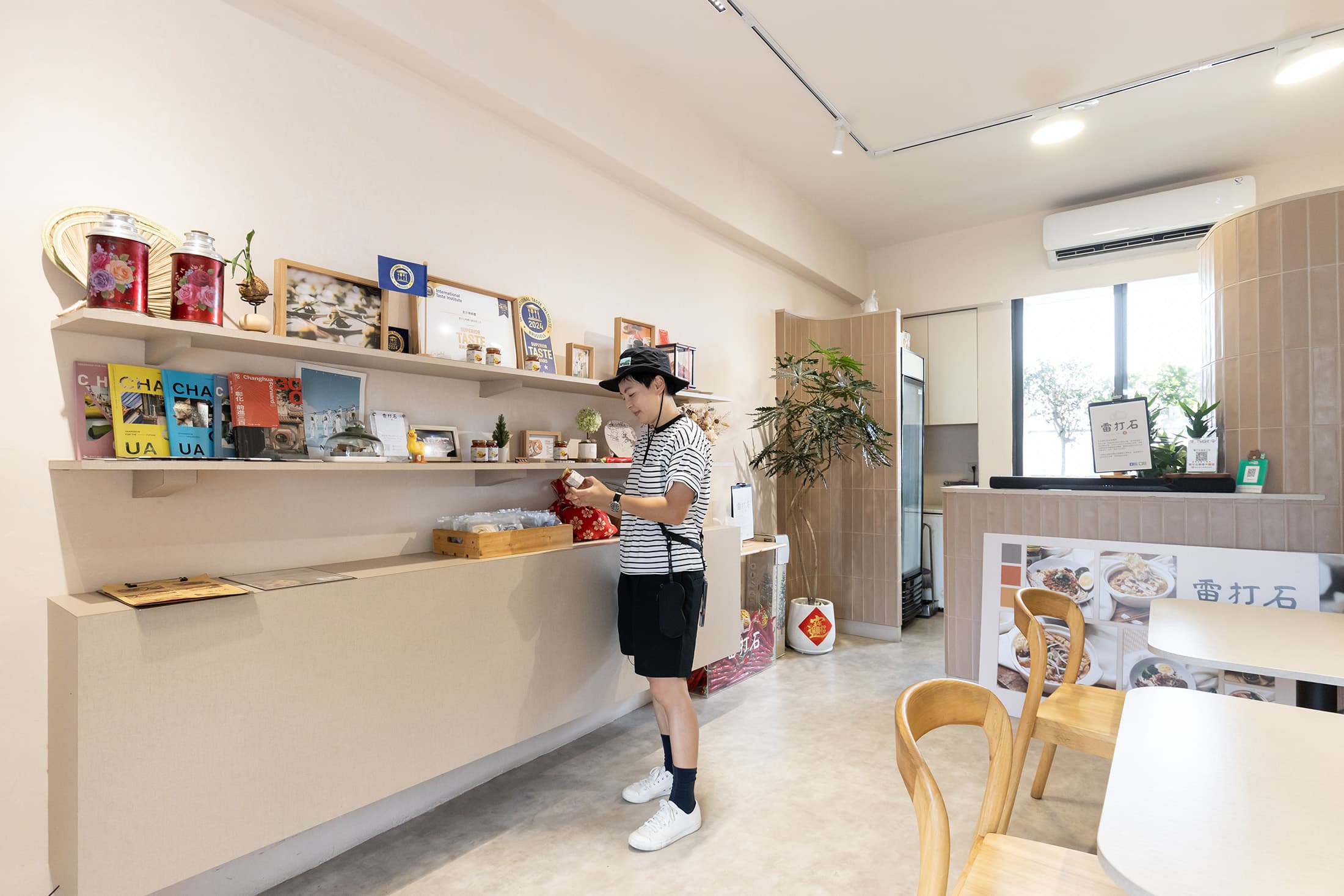 店內提供拌麵、砂鍋煲等餐點,讓客人直接品嘗辣椒醬做成的美味料理。