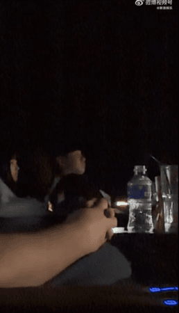 不同於舞台上的耀眼形象,林俊傑私下約會風格相當低調,與女友七七自在觀影。(翻攝自微博)