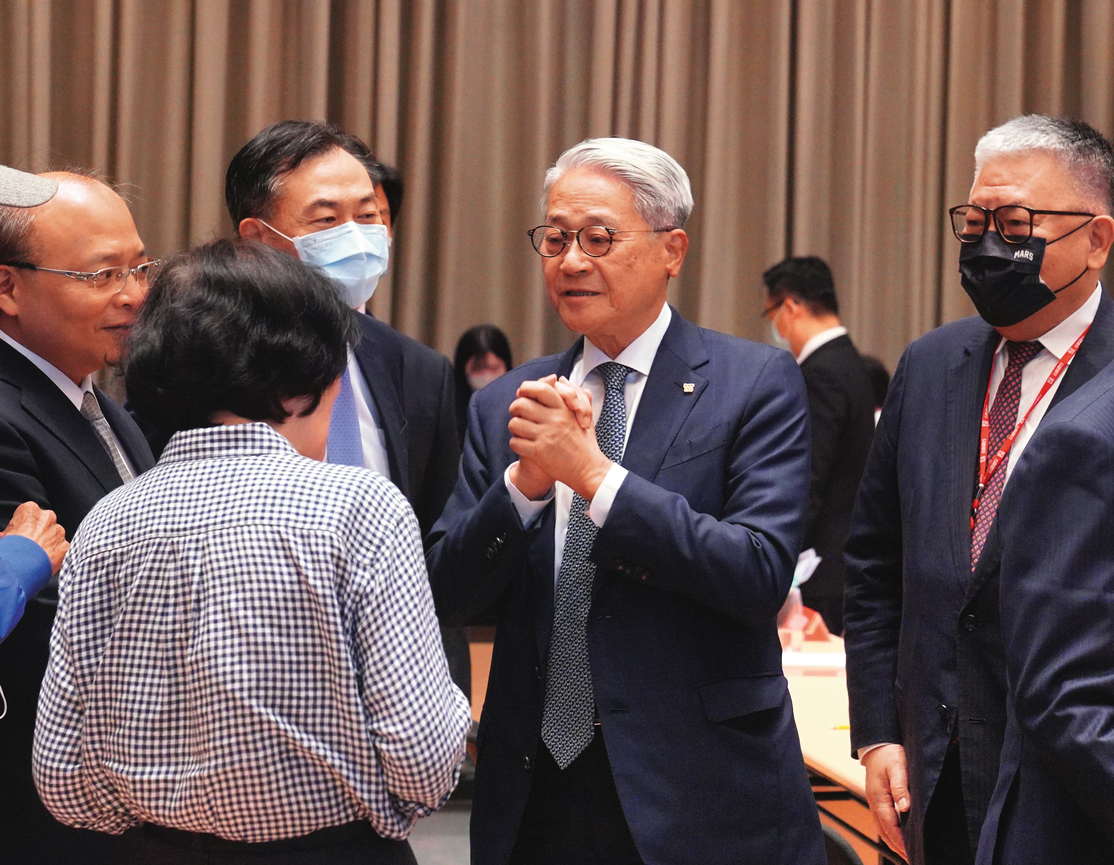 吳東亮力拚台新金合併新光金,積極爭取股東支持。