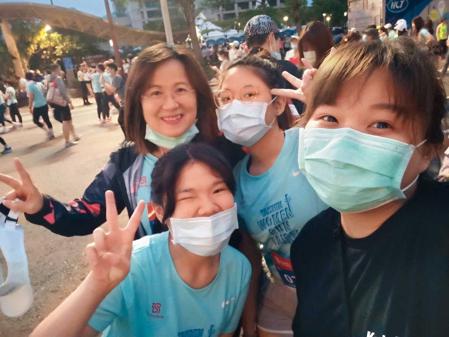 詹淑芳陪育幼院孩子參加路跑活動。(詹淑芳提供)
