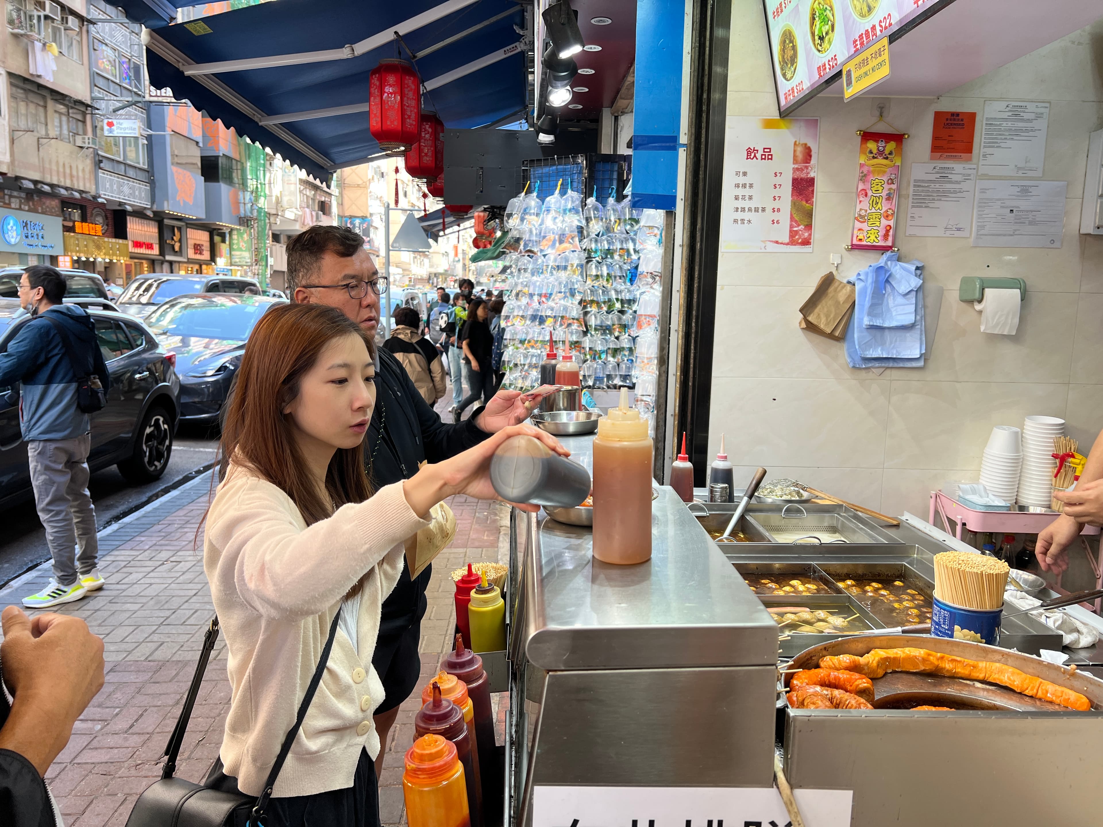拿到炸好的大腸後,放在醬料盒上淋上喜歡的醬汁。