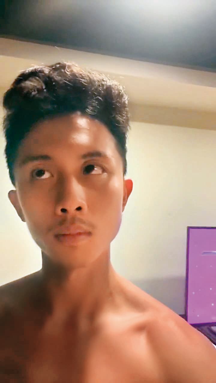 孫安佐在深夜裸身直播,除此之外網友對他是否在裝瘋賣傻有了一番激烈討論。(翻攝自孫安佐IG)