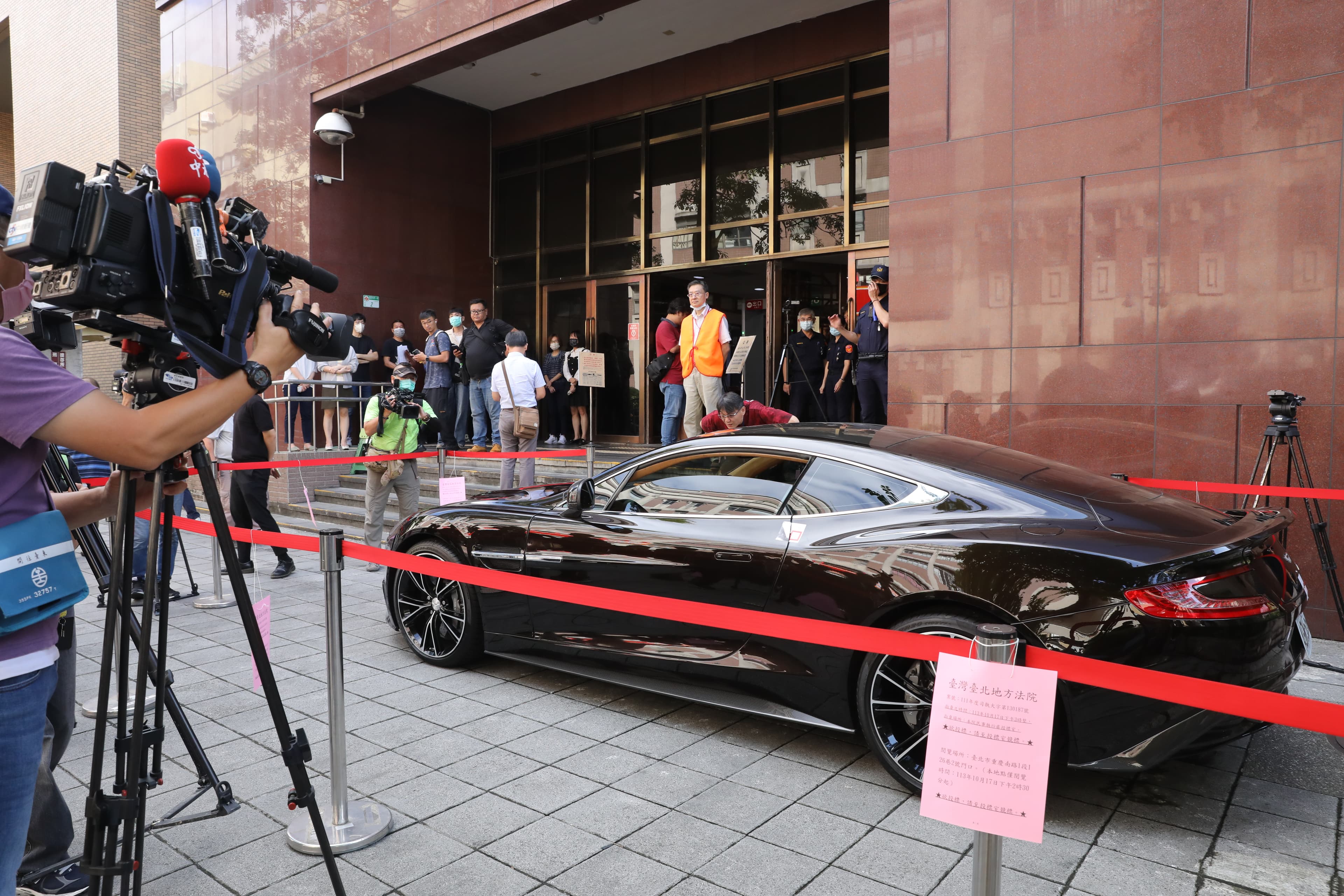 大S與汪小菲昔日的ASTON MARTIN愛車,新車價1,680萬元,不過今遭法拍。
