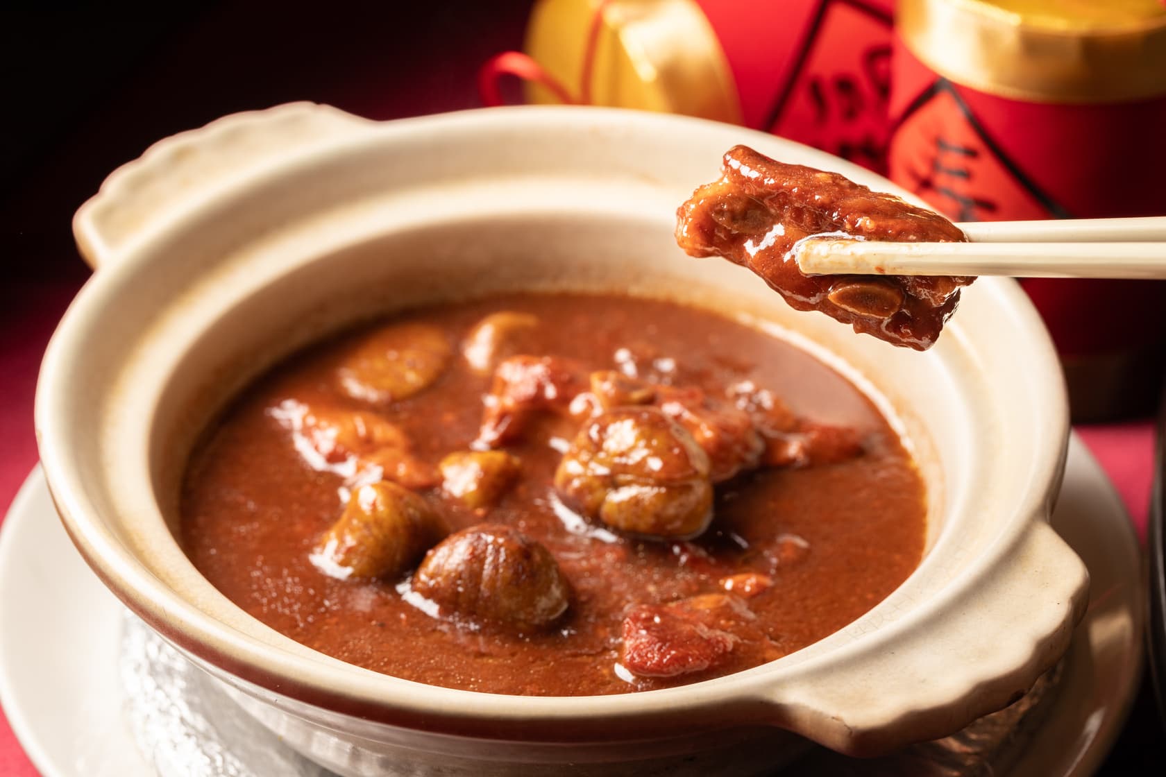 年菜裡的「紅麴無錫排」,排骨肉化開與濃湯一同入口,味道極好。(380元/份)