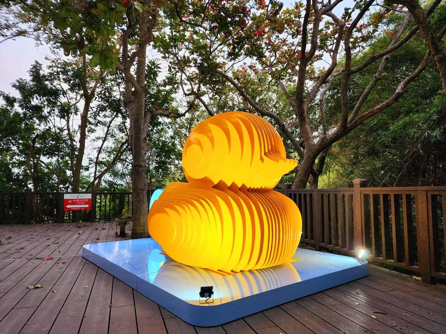 壽山動物園裡到處都有鴨鴨意象,圖為中信造船集團製造的作品。(翻攝自壽山動物園官方粉絲團)