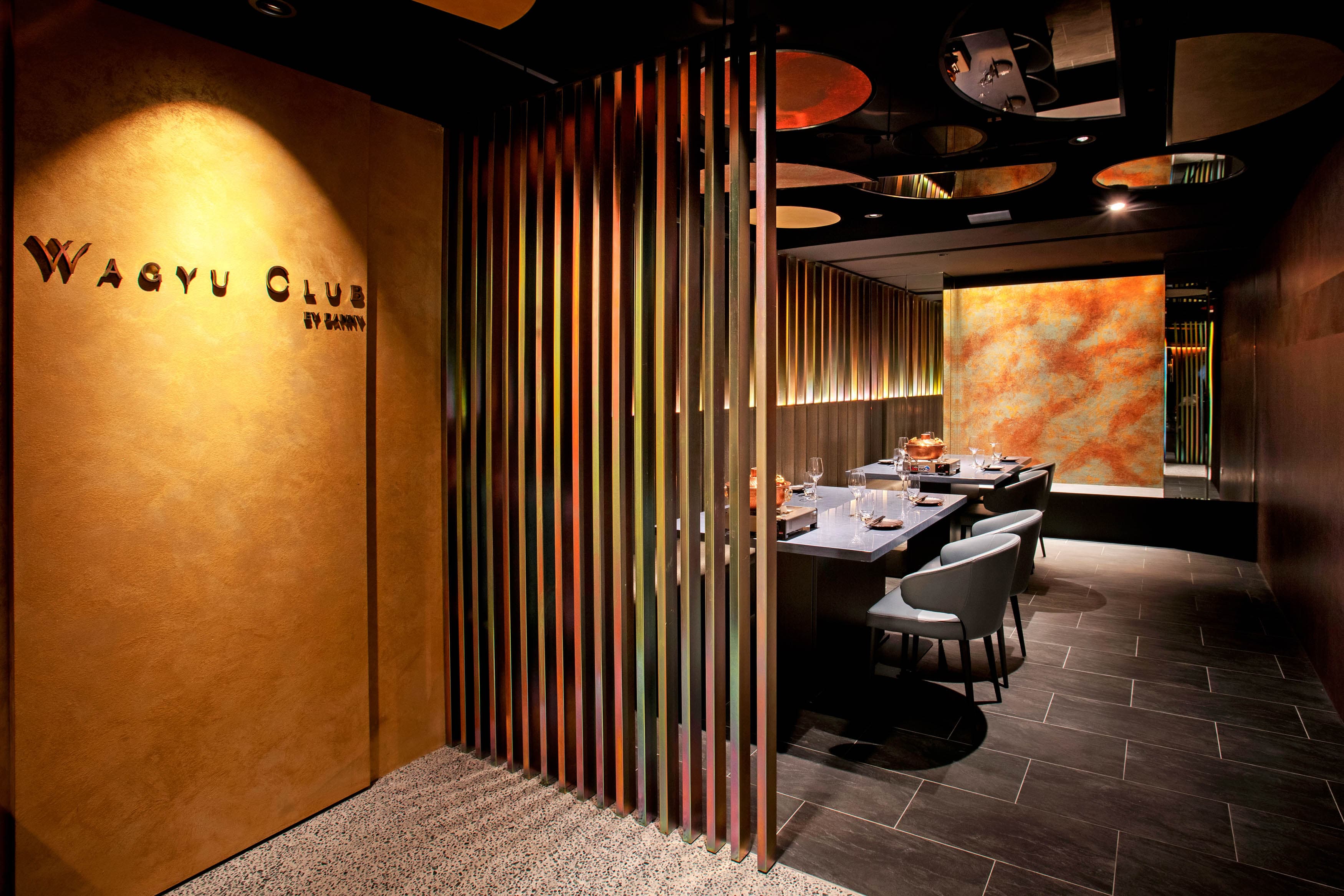 WAGYU CLUB涮涮鍋空間,以金屬現代風設計,呈現年輕時髦的氛圍。(WAGYU CLUB提供)