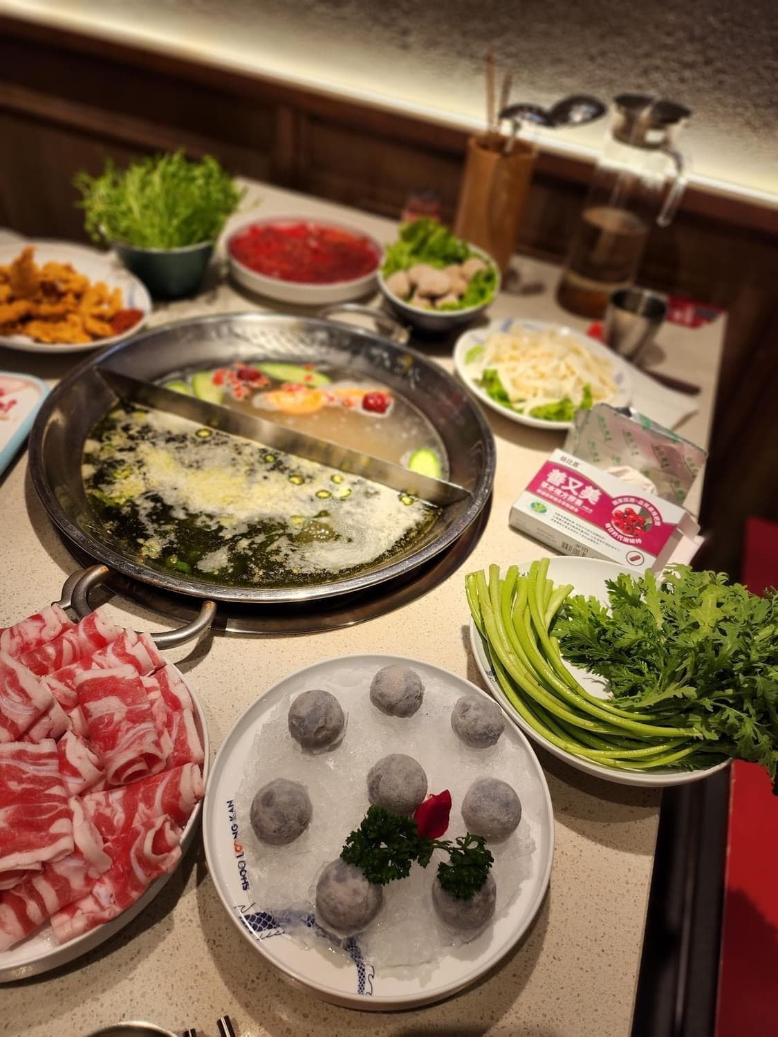 出國品嚐美食藍心湄吃吃喝喝不忘帶著自己代言的善又美膠囊來維持好身材。(翻攝自藍心湄臉書)
