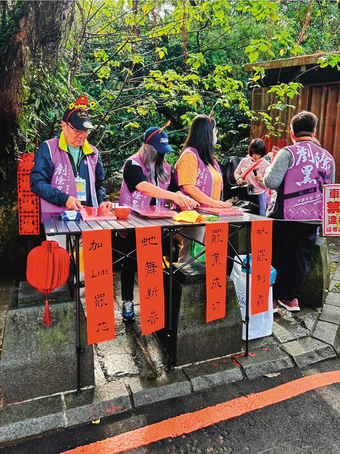 罷徐巧芯團體廣設連署站衝刺,一度險與出席活動的徐撞場。(翻攝剷除黑芯臉書)