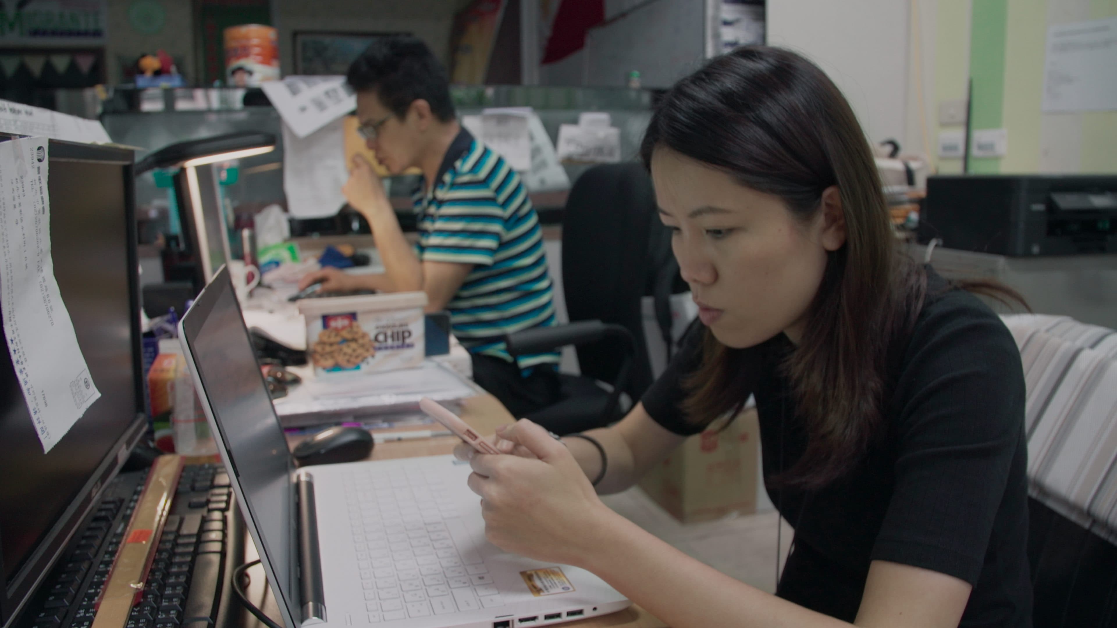 《睏寐之際》中的社工長時間花費心思回應外勞遭遇問題。(大照國際提供)