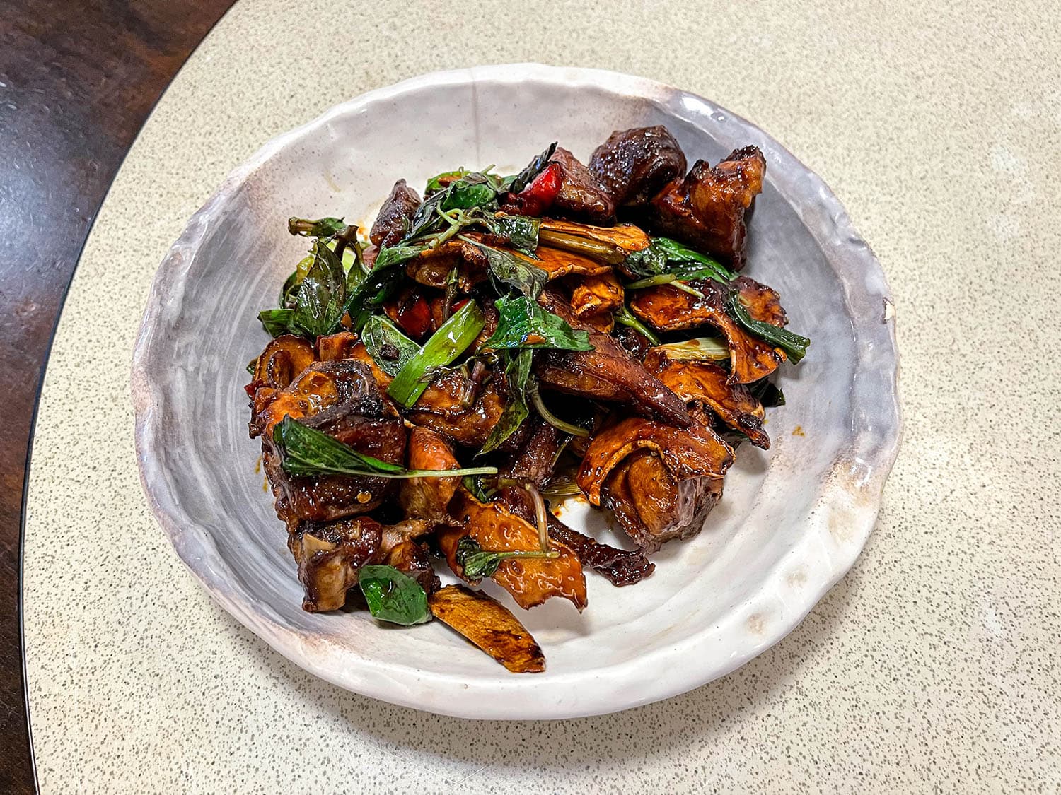 「賣塩順」以傳統家常台菜為主,老薑炒雞腿用上三杯作法,雞肉帶誘人的麻油香、醬香和九層塔香氣,雖然製作耗時但值得等待。(Michelin提供)