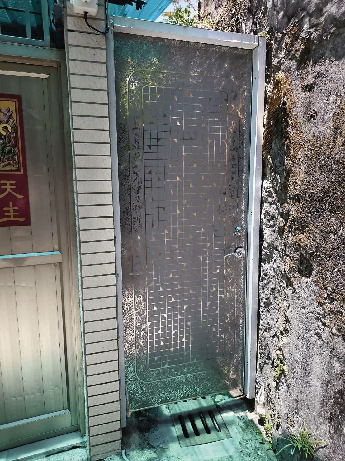 軍備局人員擅自從右側鐵門(圖)進入A小姐住家,嚇得她以為是歹徒闖空門。(李育材攝)