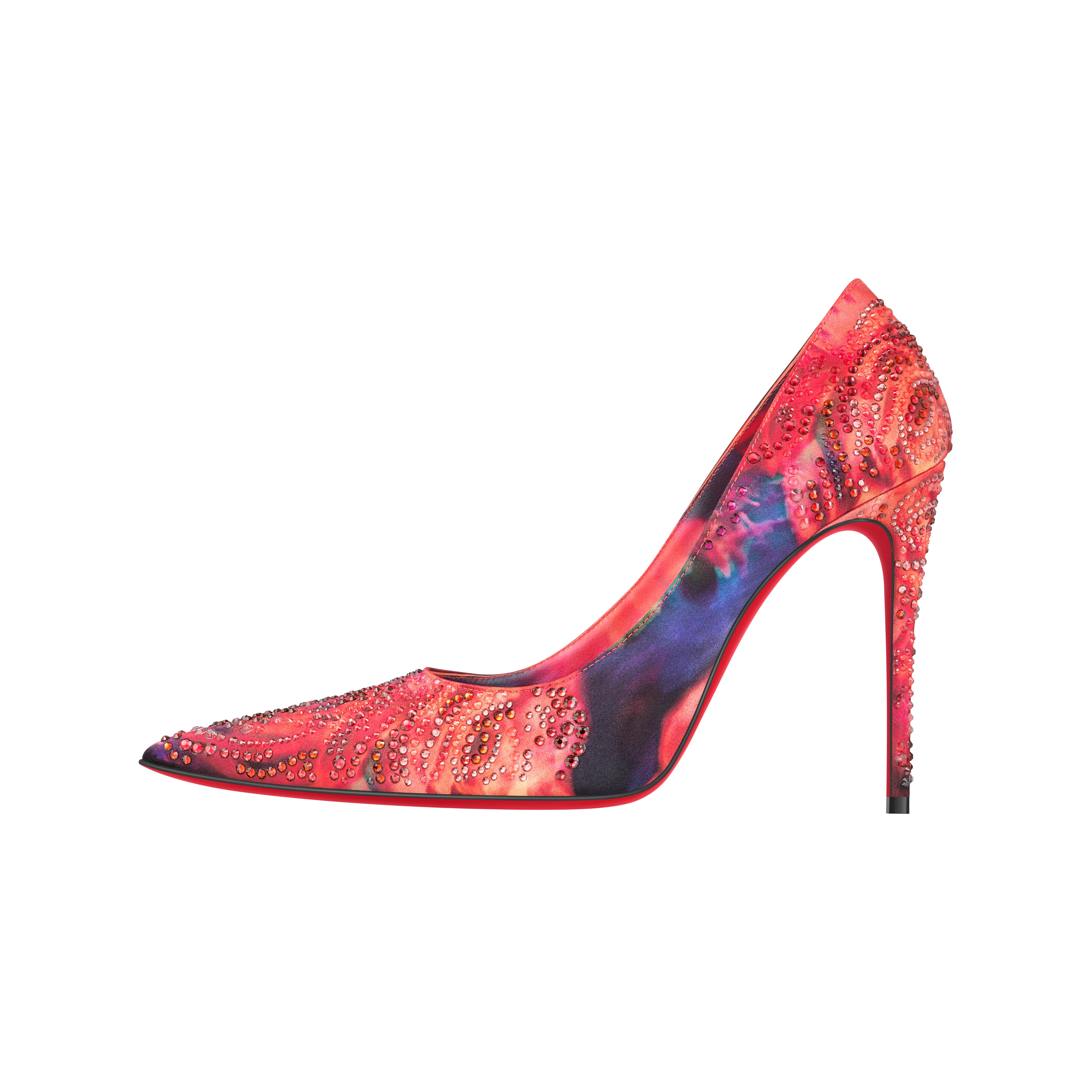 耗時三個小時純手工鑲嵌水晶的KATE MAX ROSES STRASS。NT$74,100(美之心提供)