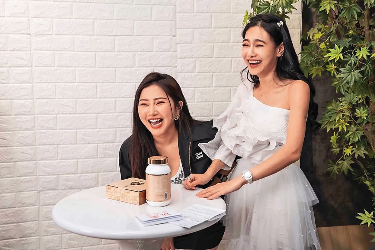 王思佳(右)曾與直播主「天后闆妹」(左)在社群開直播賣東西,如今她將在YouTube分享育兒經。(TVBS提供)
