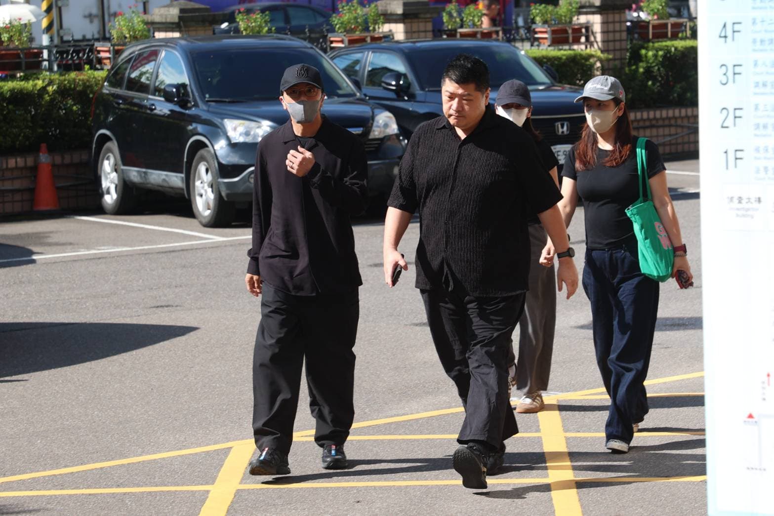 坤達戴帽子、眼鏡、口罩並穿著深色上衣與長褲。(鏡報李鍾泉攝)