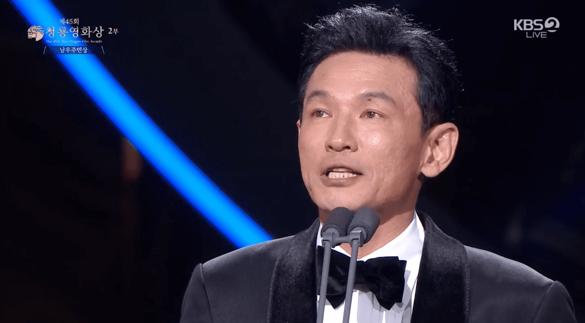 黃晸玟憑藉《首爾之春》第3次抱走青龍獎影帝,他含淚感謝一直支持自己的妻子。(網路圖片)