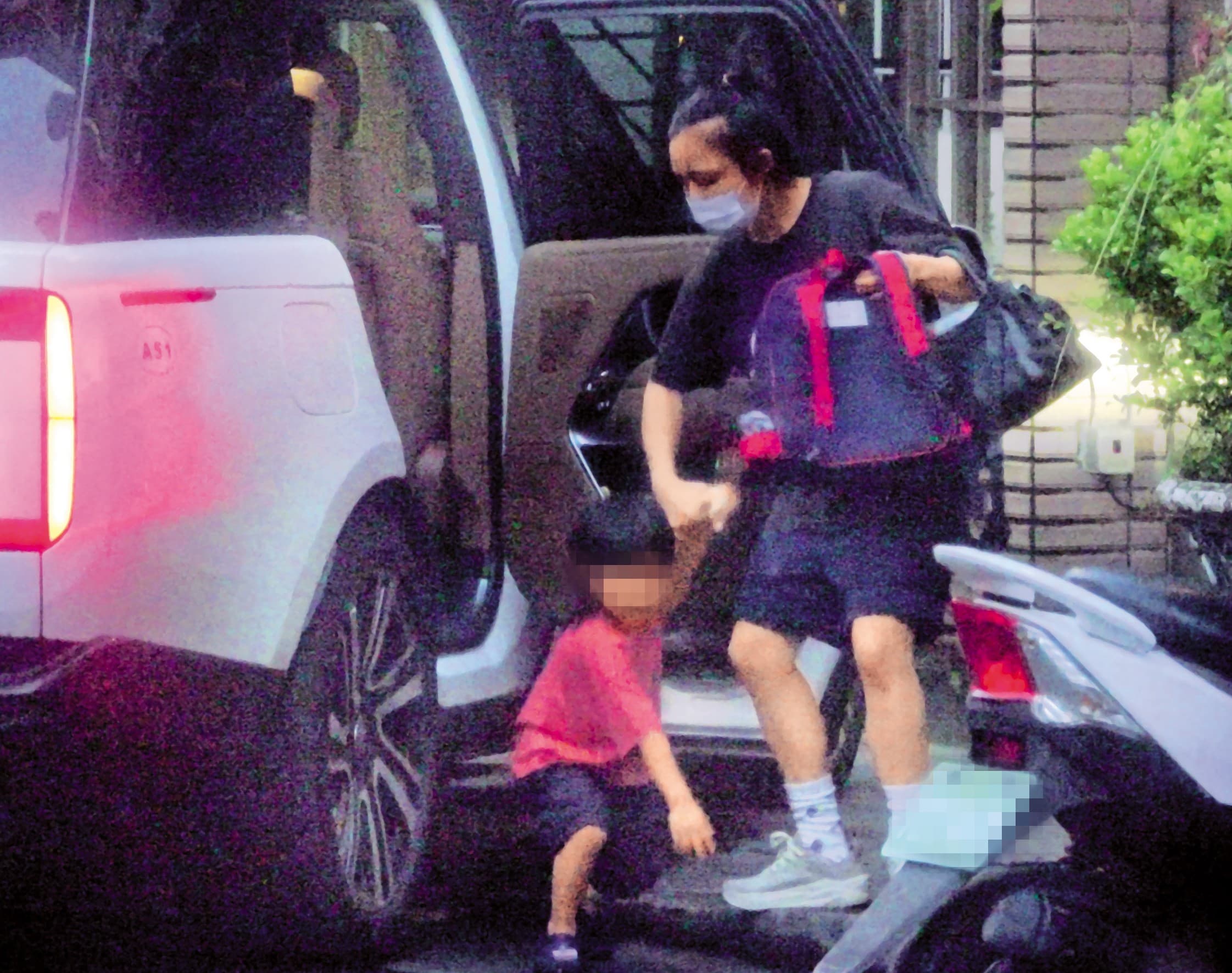 8/5 18:37徐佳瑩(右)帶著一雙兒女返回家中。