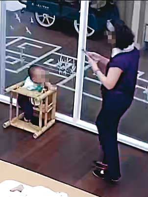 A妻指控托嬰中心主任(右)多次進出教室,卻對被綁在椅上哭喊的嬰孩視而不見,事後還推稱毫不知情。(讀者提供)