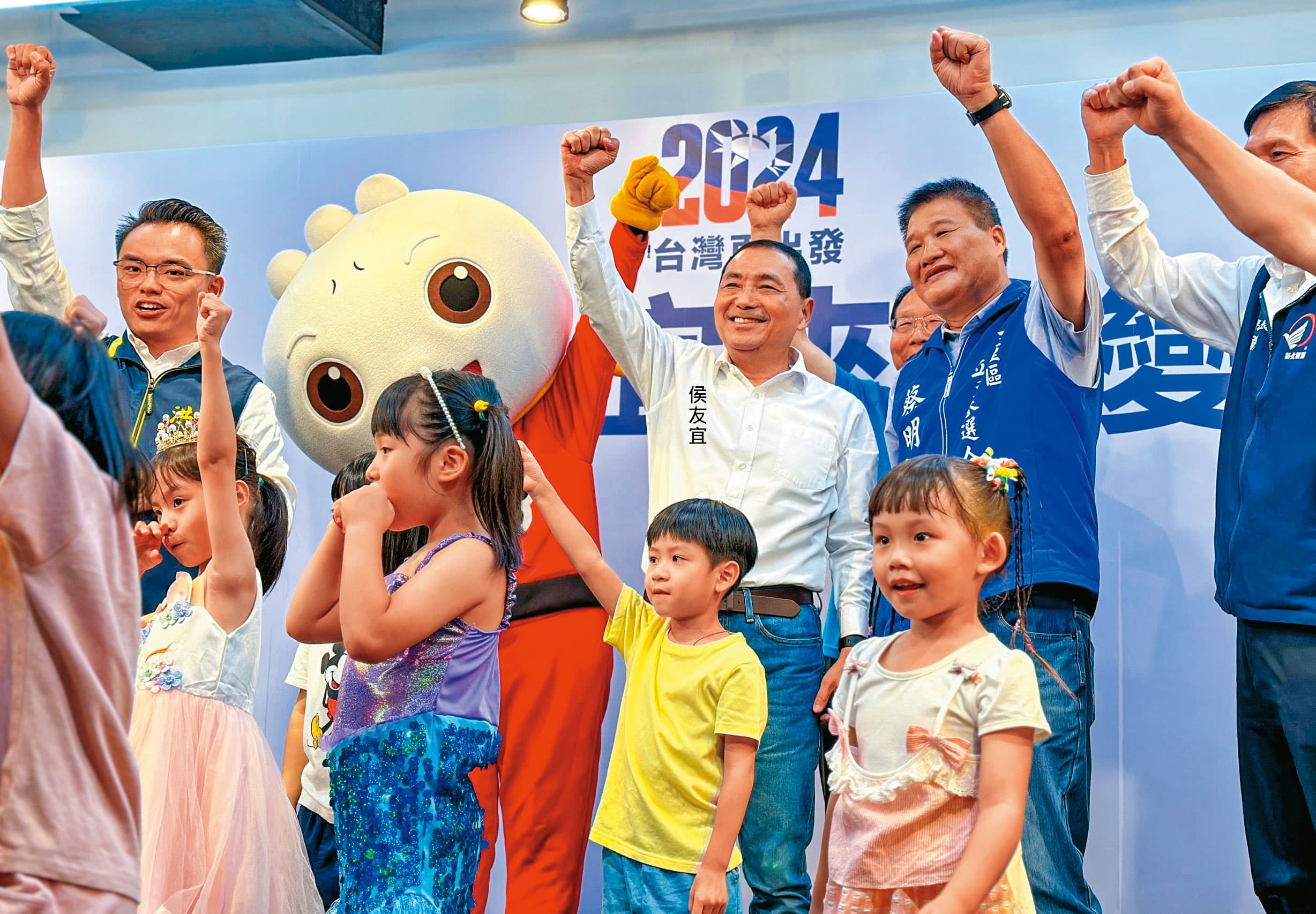 年輕選票最終的流向,被認為是此次大選的勝負關鍵,侯友宜近日提出多項青年政策,包括生育獎勵等,鎖定年輕族群。(侯友宜團隊提供)