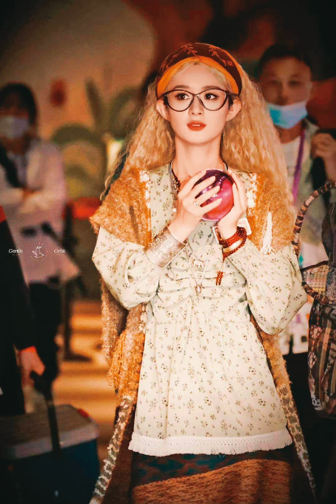 趙麗穎(圖)最近受封視后,吳謹言則是新婚幸福人妻,她們與一票巨星都是琥珀的愛好者。(翻攝自趙麗穎工作室)