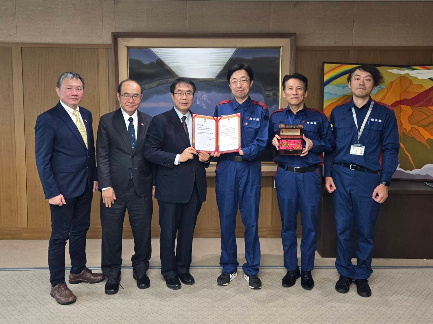 黃偉哲將台南市民的善款親送熊本。(台南市府提供)