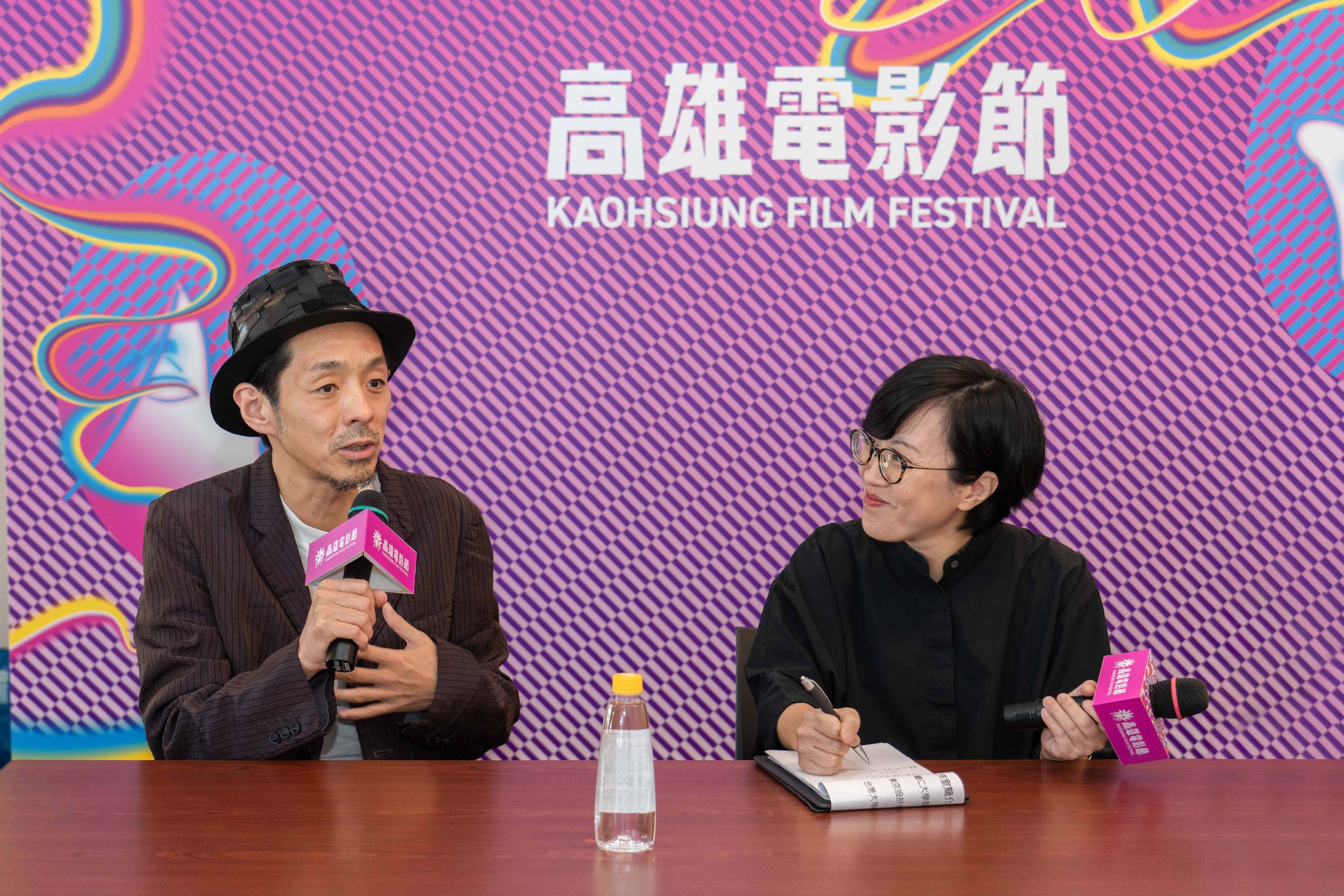 宮藤官九郎(左)自嘲已是歐吉桑,接下來將創作以中年男性為主角的新作。(高雄電影節提供)