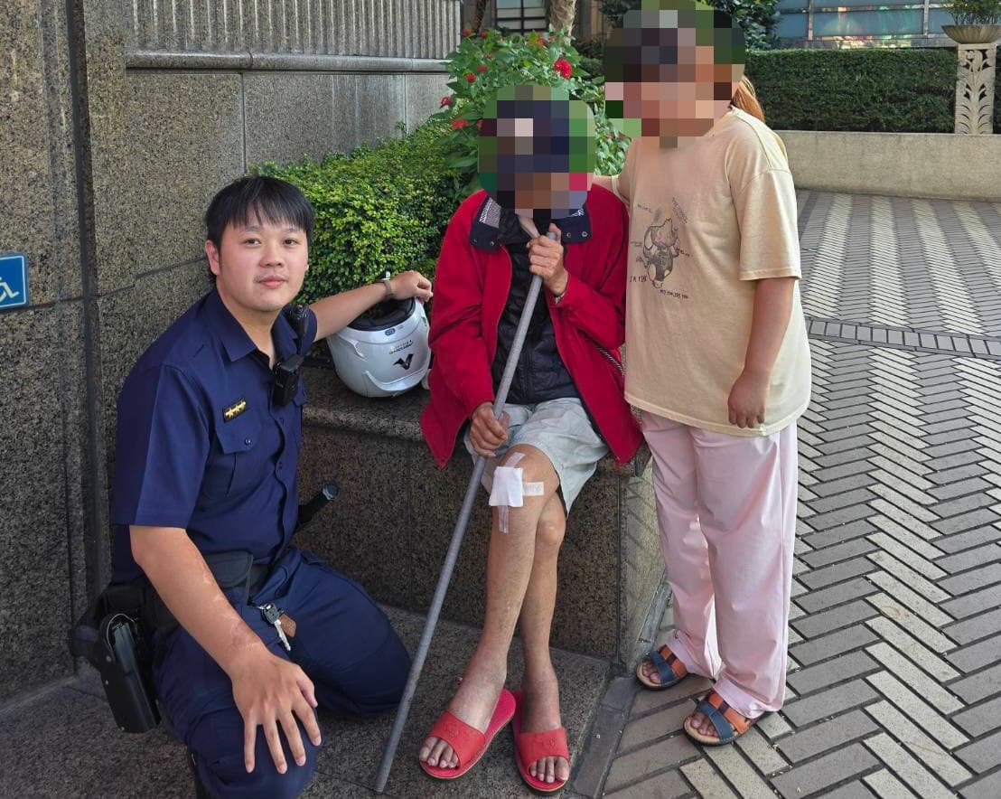 老翁不慎路倒,經警方協助聯繫其孫女到場助其返家。